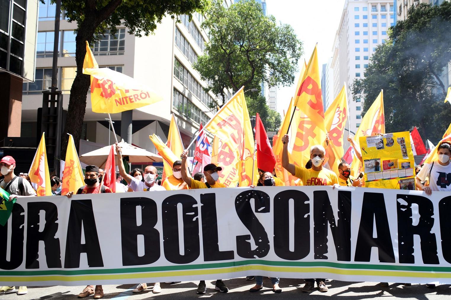 „Bolsonaro raus“ ist auf diesem Transparenz einer Anti-Bolsonaro-Demonstration in Rio de Janeiro am 2. Oktober 2021 zu lesen. Genau ein Jahr später am 2. Oktober 2022 stehen nun Präsidentschaftswahlen in Brasilien an.