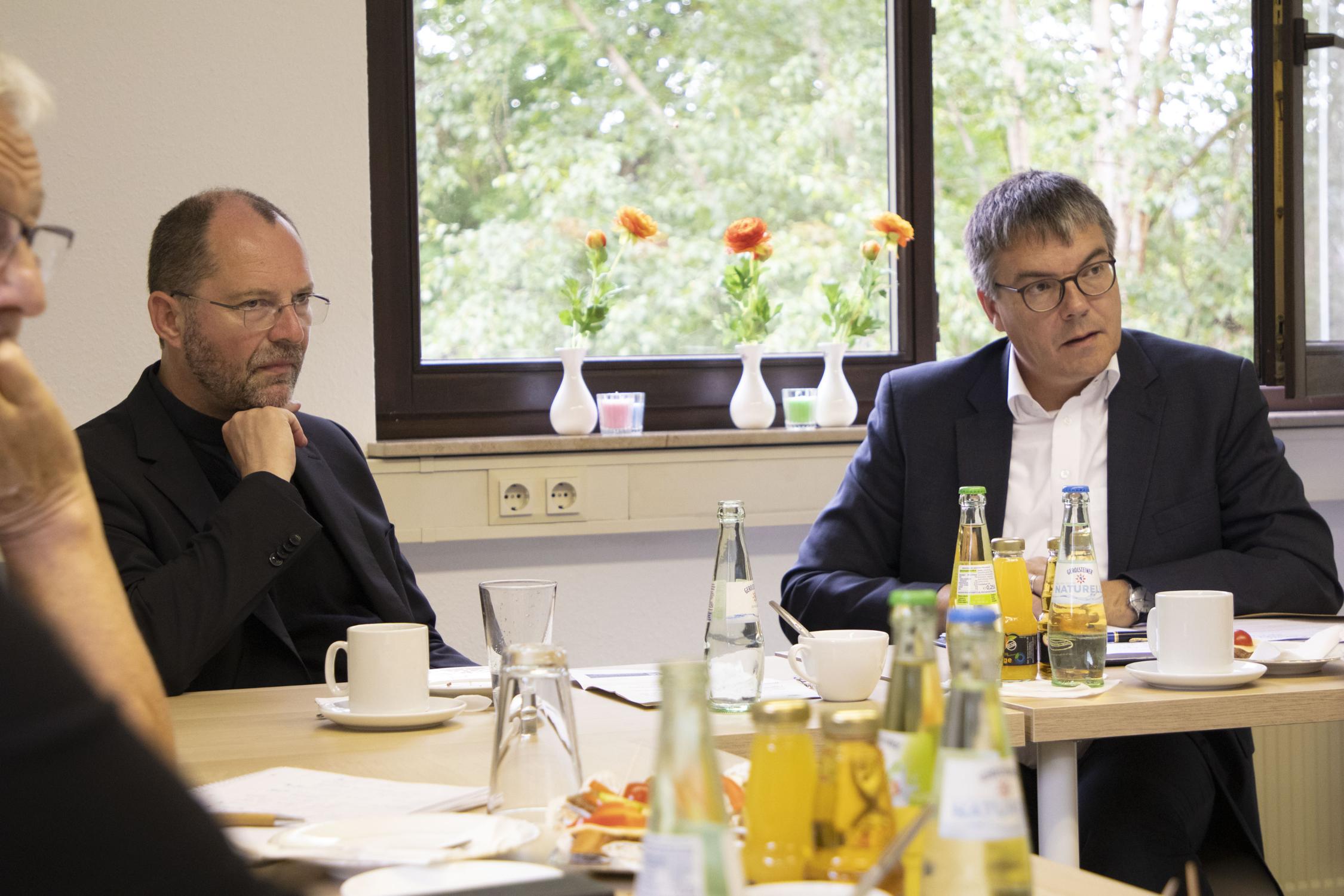 Wie geht es weiter? Generalvikar Dr. Andreas Frick und Diözesancaritasdirektor Stephan Jentgens wollen ausloten, wo Kirche und Kommunen noch stärker zusammenarbeiten können und müssen. Wie geht es weiter? Generalvikar Dr. Andreas Frick und Diözesancaritasdirektor Stephan Jentgens loten aus, wo Kirche und Kommunen noch stärker zusammenarbeiten können und müssen.