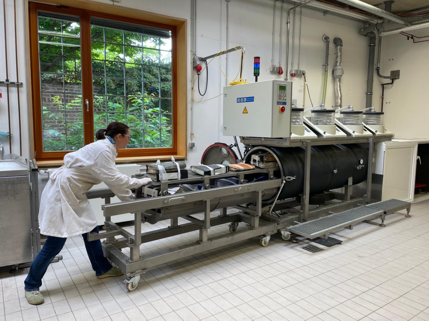 In der Gefriertrocknungsanlage des LVR-LandesMuseums Bonn wurden die nassen Archivalien materialschonend getrocknet. (c) LVR-LandesMuseum Bonn