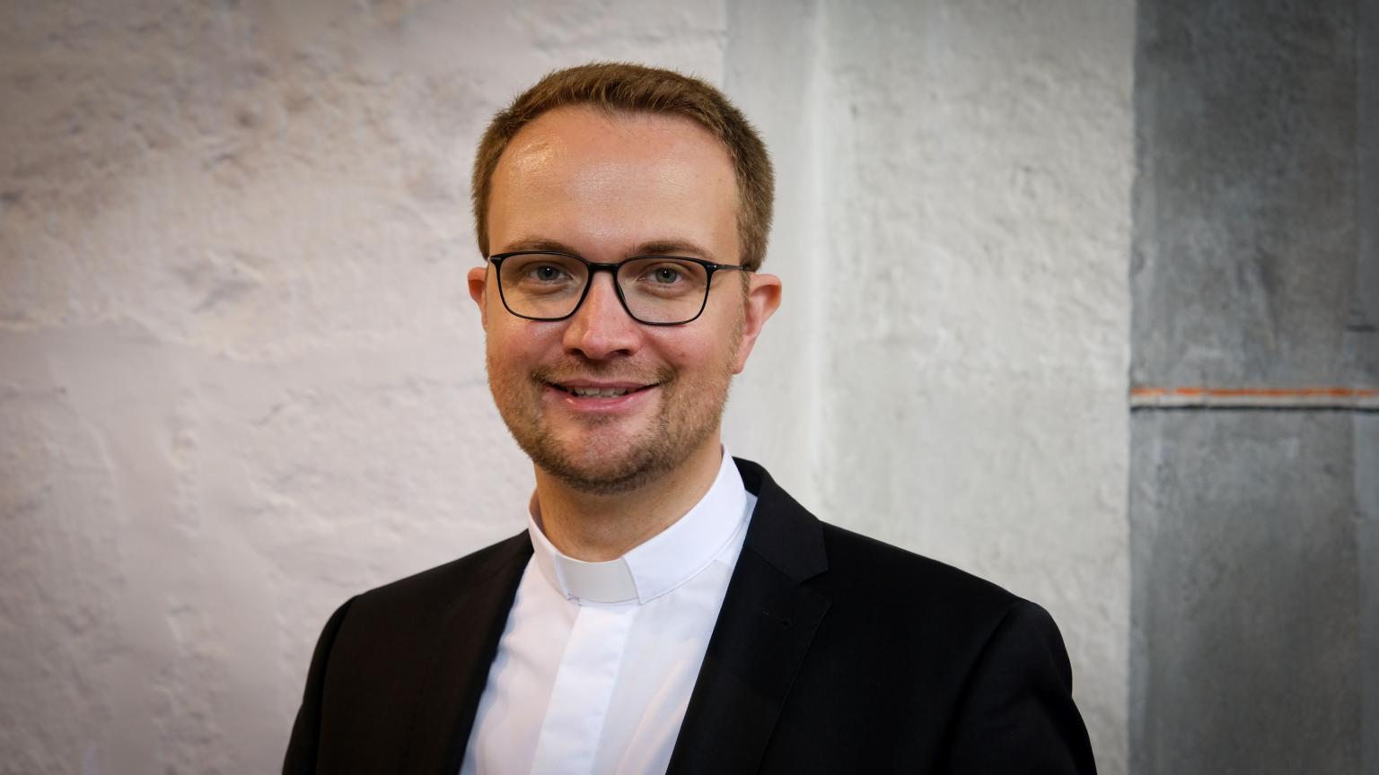 Ist weiterhin mit der Restaurierung beschäftigt: Pfarrer Dr. Andreas Möhlig. (c) Bistum Aachen / Andreas Steindl