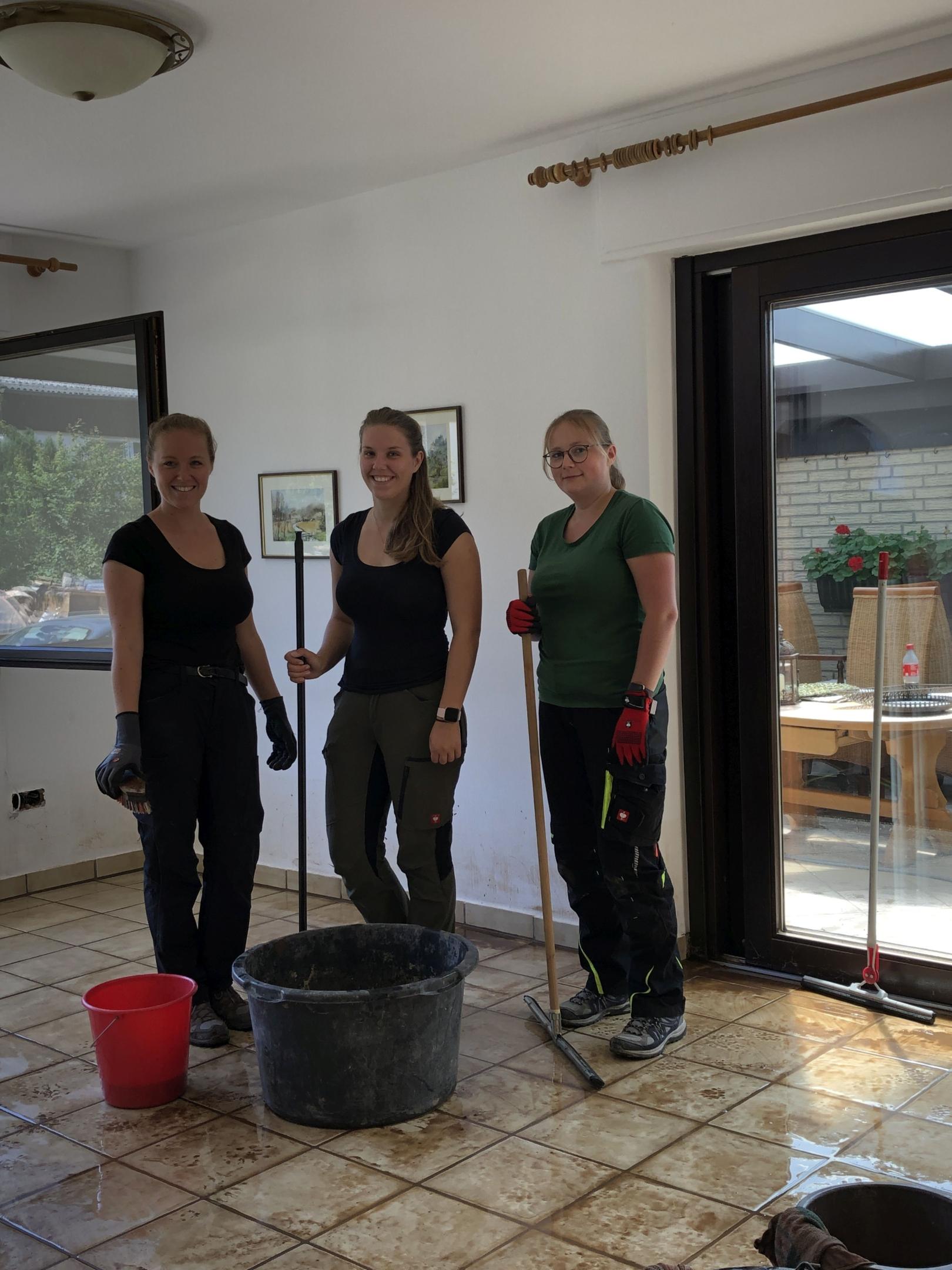 Schülerinnen der Clara-Fey-Schule unterstützen beim Reinigen von Schleidener Wohnungen. (c) Schütt-Gerhards, privat
