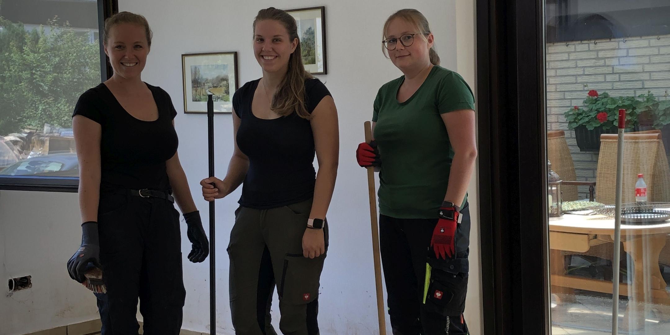 Schülerinnen der Clara-Fey-Schule unterstützen beim Reinigen von Schleidener Wohnungen.