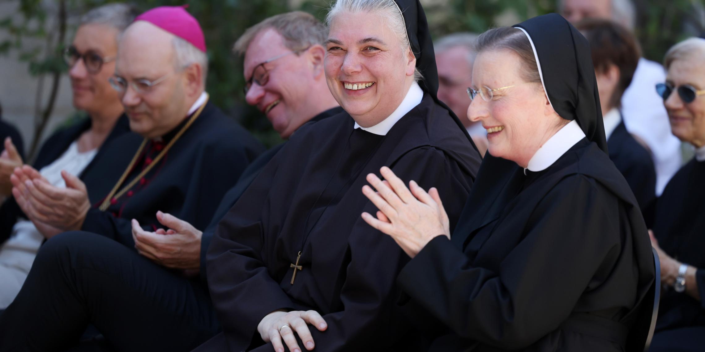 Die Schwestern der hl. Elisabeth feiern den 400. Geburtstag ihres Ordens. In Aachen gegründet und immer noch beheimatet hat sich der Orden seit 1622 weit über Mitteleuropa hinaus verbreitet. Für Arme und Kranke da sein, mit ihnen teilen – diese Überzeugung trägt die insgesamt 300 Klosterfrauen seit der Gründung durch Apollonia Radermecher. Die Aachener Sozialgeschichte wäre ohne diese starken Klosterfrauen undenkbar. Im Kloster am Preusweg leben heute 19 Schwestern.