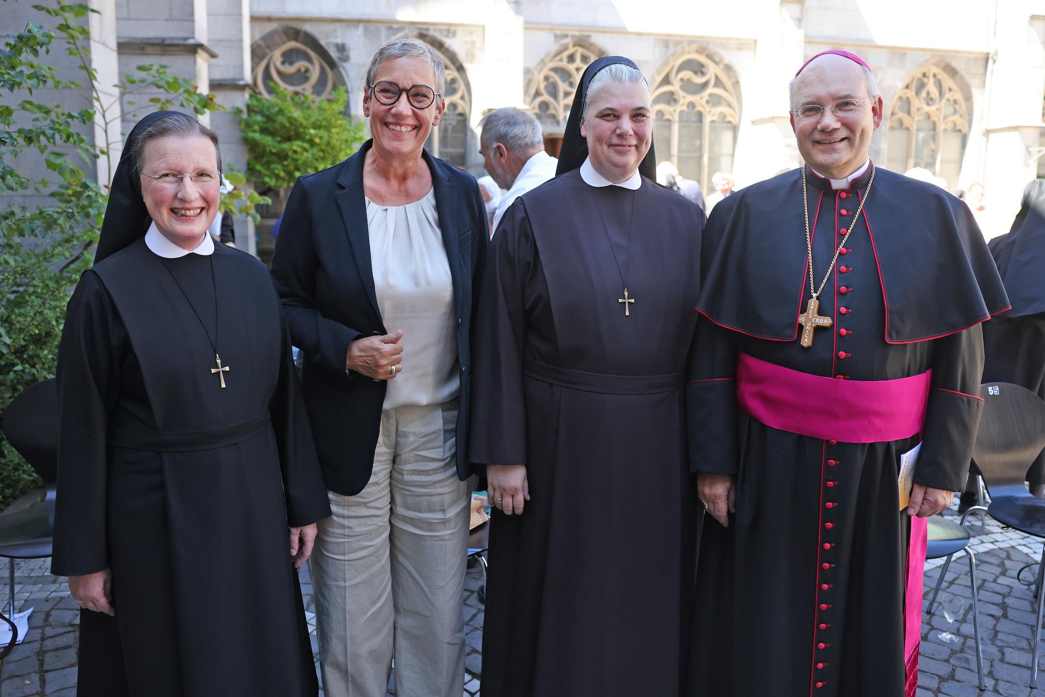 400 Jahre Elisabethinnen in Aachen und Europa - (v.l.) Generaloberin Schwester Marianne Liebl, Oberbürgermeisterin Sibylle Keupen, Schwester Johanna, Ökonomin und Generalvikarin, Bischof Dr. Helmut Dieser Die Schwestern der hl. Elisabeth feiern den 400. Geburtstag ihres Ordens. In Aachen gegründet und immer noch beheimatet hat sich der Orden seit 1622 weit über Mitteleuropa hinaus verbreitet. Für Arme und Kranke da sein, mit ihnen teilen – diese Überzeugung trägt die insgesamt 300 Klosterfrauen seit der Gründung durch Apollonia Radermecher. Die Aachener Sozialgeschichte wäre ohne diese starken Klosterfrauen undenkbar. Im Kloster am Preusweg leben heute 19 Schwestern.