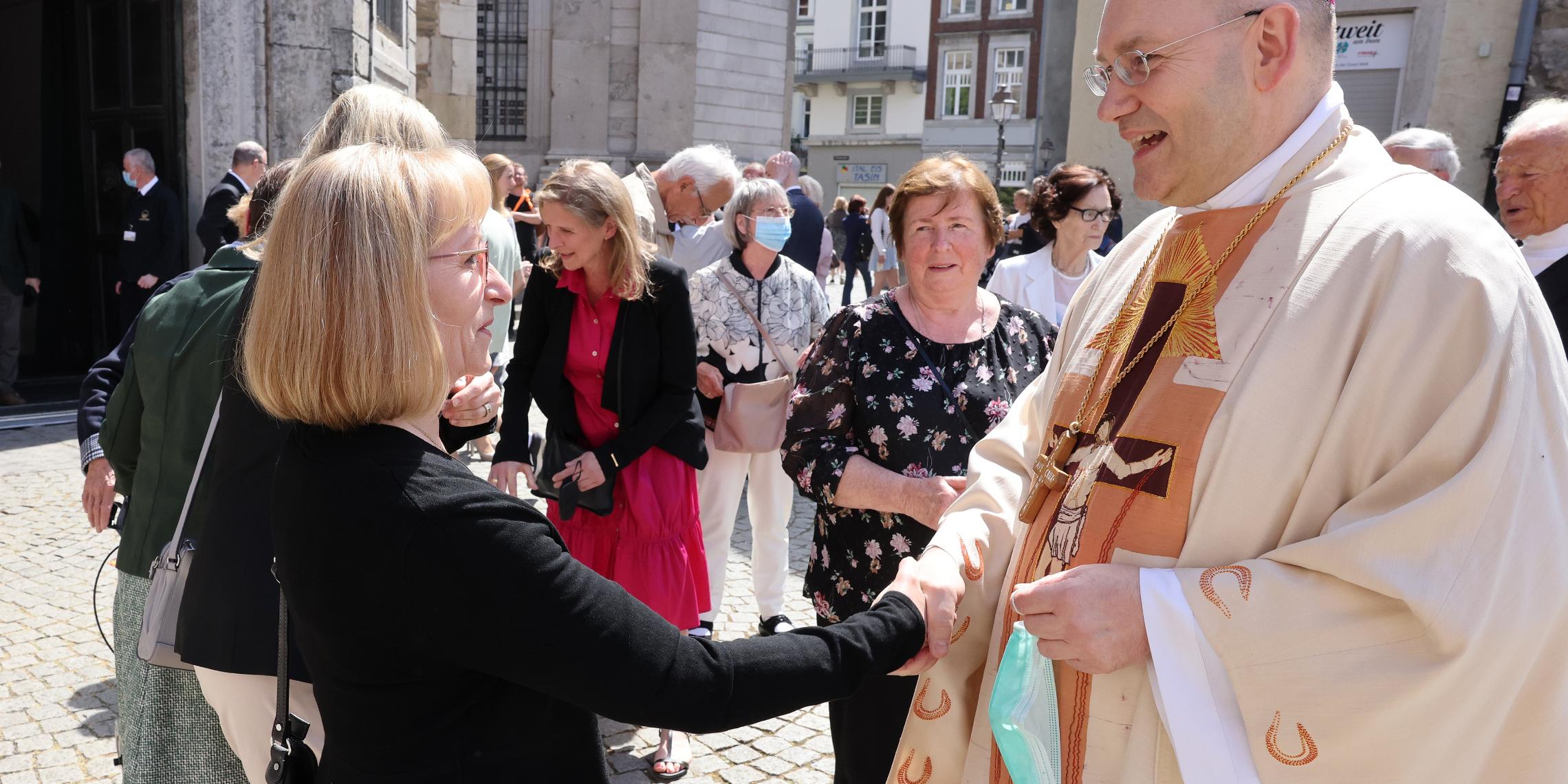 60. Geburtstag Bischof Dr. Helmut Dieser Bischof Dr. Helmut Dieser hat am Sonntag, 15. Mai, seinen 60. Geburtstag gefeiert. In seiner Predigt im Aachener Dom bedankte er sich bei den vielen Menschen, die ihn während dieser Zeit begleitet haben.