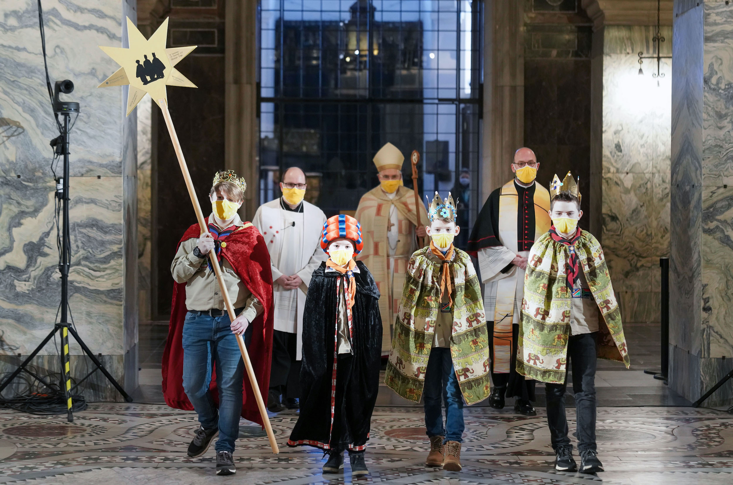 Die Sternsingergruppe vom Stamm Maximilian Kolbe in der Deutschen Pfadfinderschaft Sankt Georg (DPSG) aus Simmerath-Lammersdorf zieht zusammen mit dem Präsidenten des Kindermissionswerkes ,Die Sternsinger‘ Dirk Bingener, dem Bischof von Aachen Dr. Helmut Dieser und BDKJ-Bundespräses Stefan Ottersbach in den Aachener Dom ein.