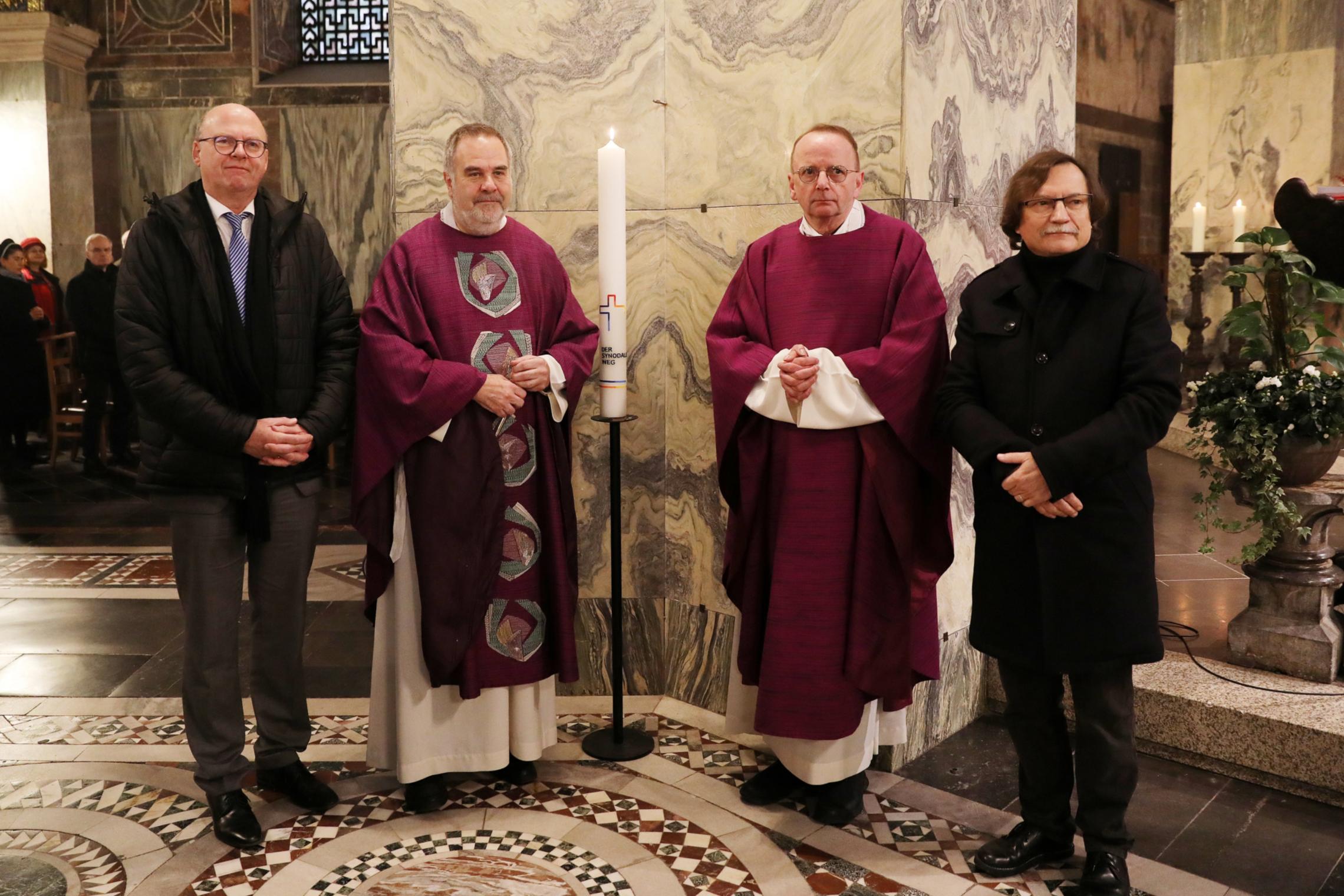 v.l.: Dr. Stefan Vesper, Generalsekretär des Zentralkomitees der deutschen Katholiken (ZdK), Dompropst Rolf-Peter Cremer, Pfarrer Christoph Stender, Geistlicher Rektor des ZdK und Priester des Bistums Aachen, Heribert Rychert, (c) Bistum Aachen / Andreas Steindl