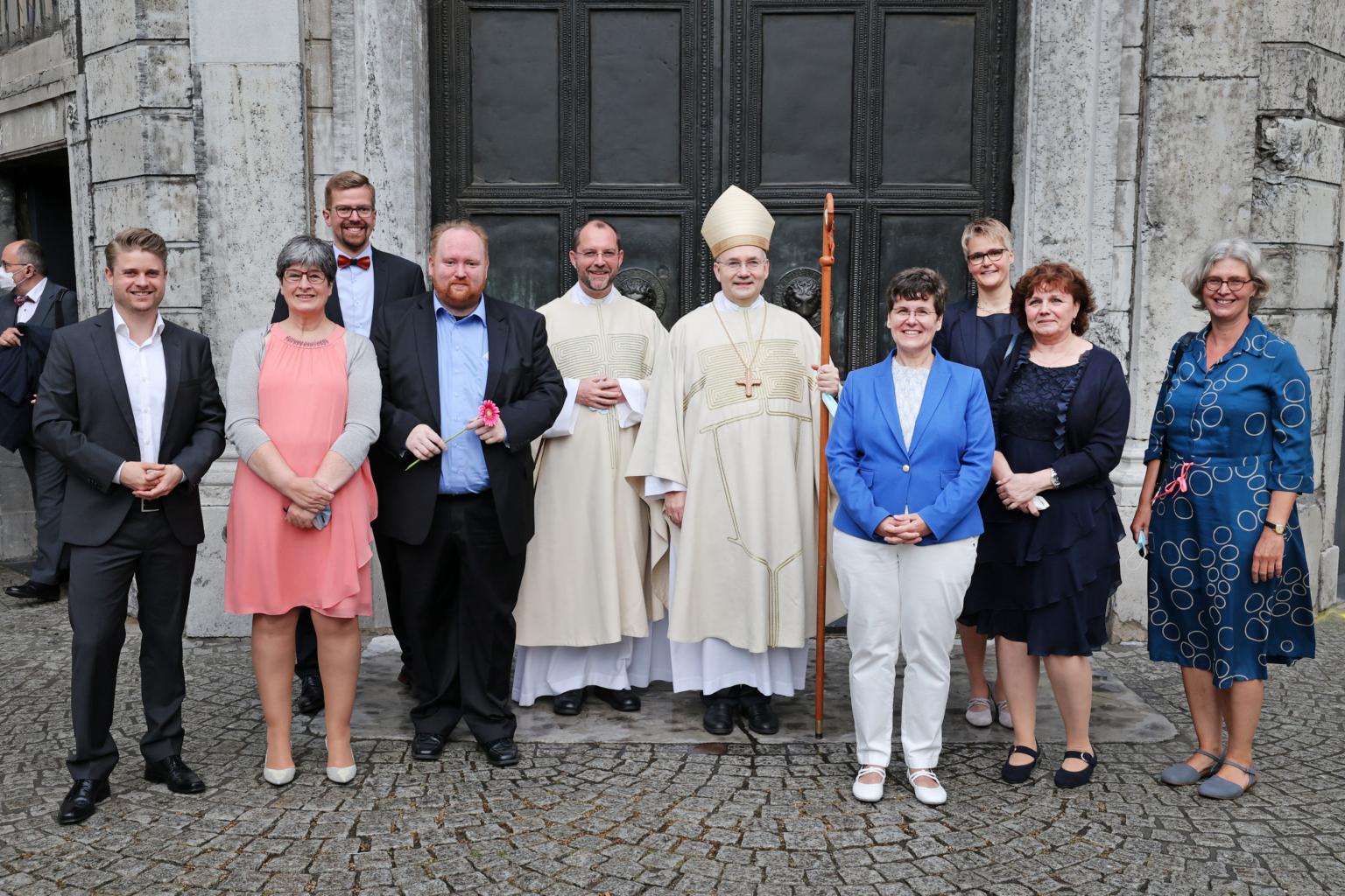 Bischof Dr. Helmut Dieser und Generalvikar Dr. Andreas Frick (in der Mitte links) mit den neu Beauftragten vor dem Aachener Dom. (v.l.) Daniel Scherer, Beatrix Freudenmann, Simon Hesselmann, Markus Toelstede, Birgit Schmidt, Katharina Rexing, Sylke Seefeldt, Kursbegleiterin Monika Wiedenau (c) Bistum Aachen - Andreas Steindl