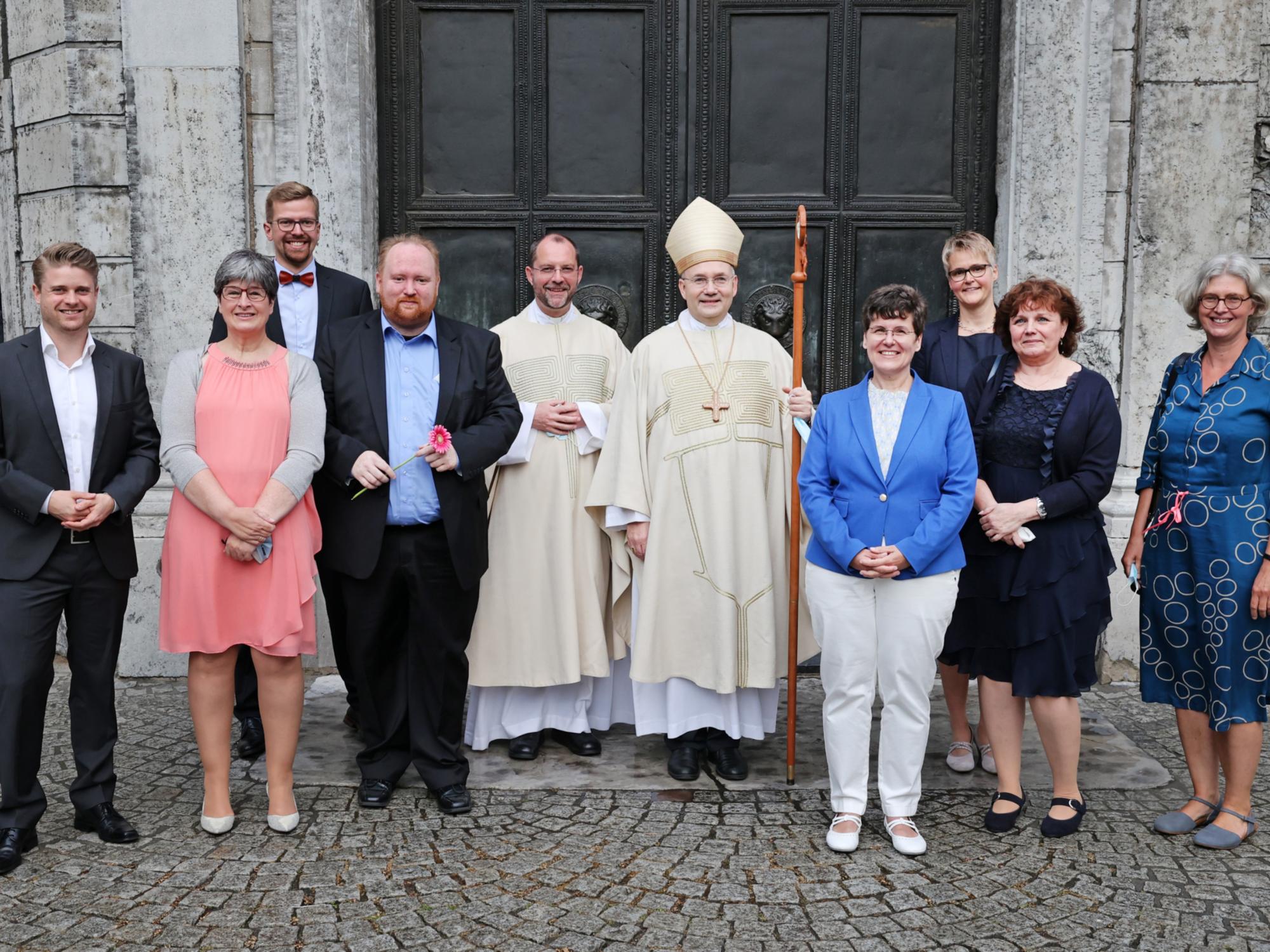 Bischof Dr. Helmut Dieser und Generalvikar Dr. Andreas Frick (in der Mitte links) mit den neu Beauftragten vor dem Aachener Dom. (v.l.) Daniel Scherer, Beatrix Freudenmann, Simon Hesselmann, Markus Toelstede, Birgit Schmidt, Katharina Rexing, Sylke Seefeldt, Kursbegleiterin Monika Wiedenau