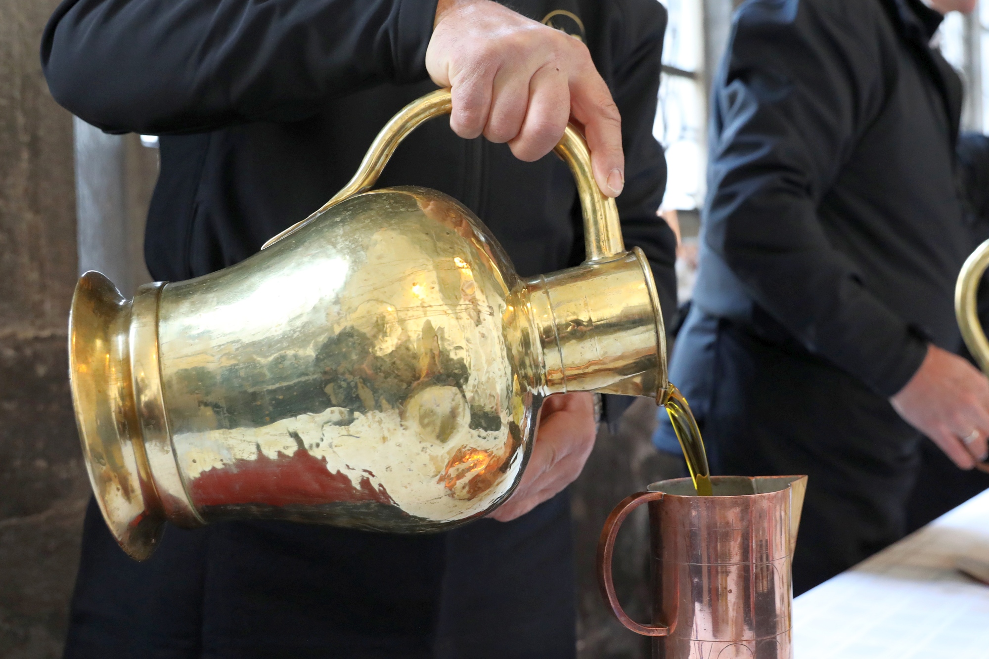 In der Messe werden die die drei heiligen Öle, die während des Jahres für die Gemeinde und bei Priester- sowie Diakonweihen verwendet werden, geweiht: Chrisam, Katechumen- und Krankenöl. (c) Bistum Aachen / Andreas Steindl