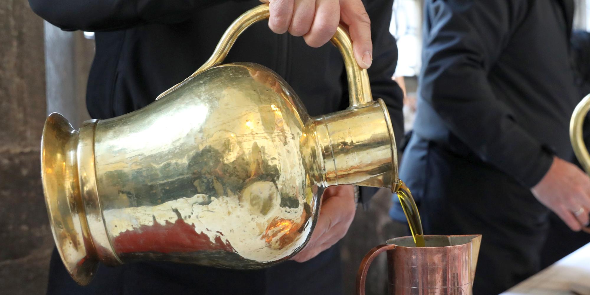 In der Messe werden die die drei heiligen Öle, die während des Jahres für die Gemeinde und bei Priester- sowie Diakonweihen verwendet werden, geweiht: Chrisam, Katechumen- und Krankenöl.