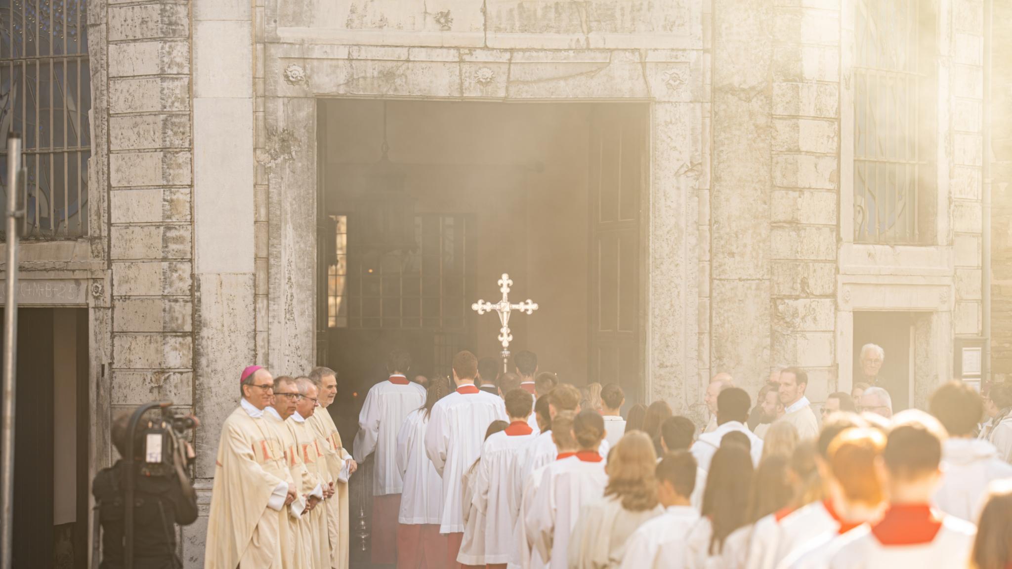 Chrisamtag 2025 Einzug in den Aachener Dom mit Sonnenstrahlen