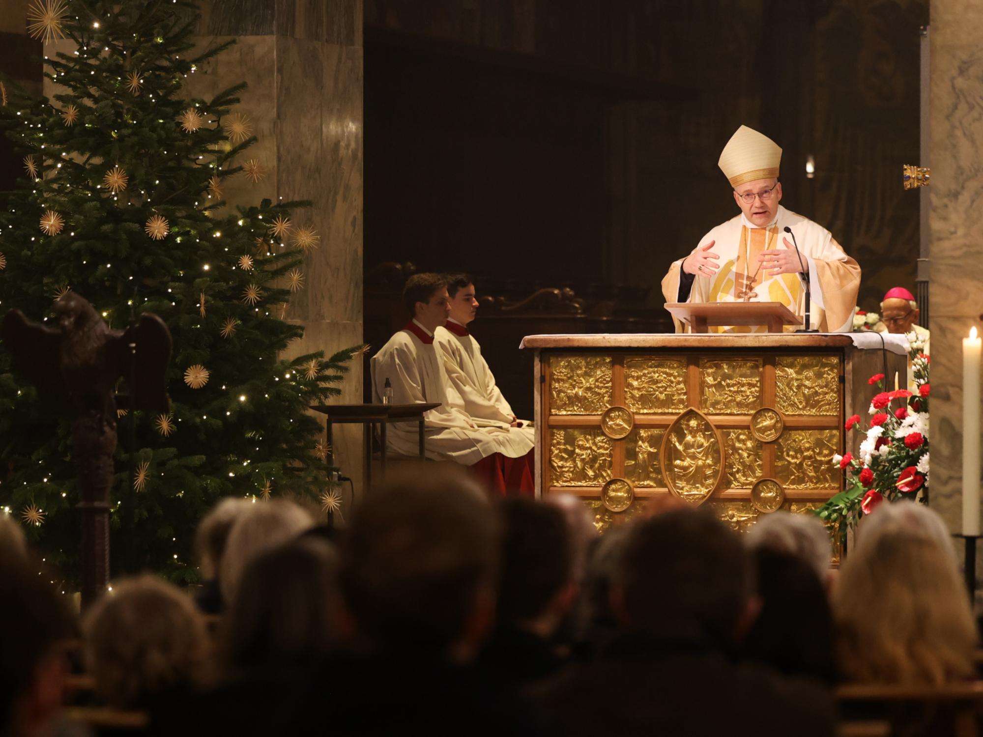 Bischof Dr. Helmut Dieser  in der Christmette 2022