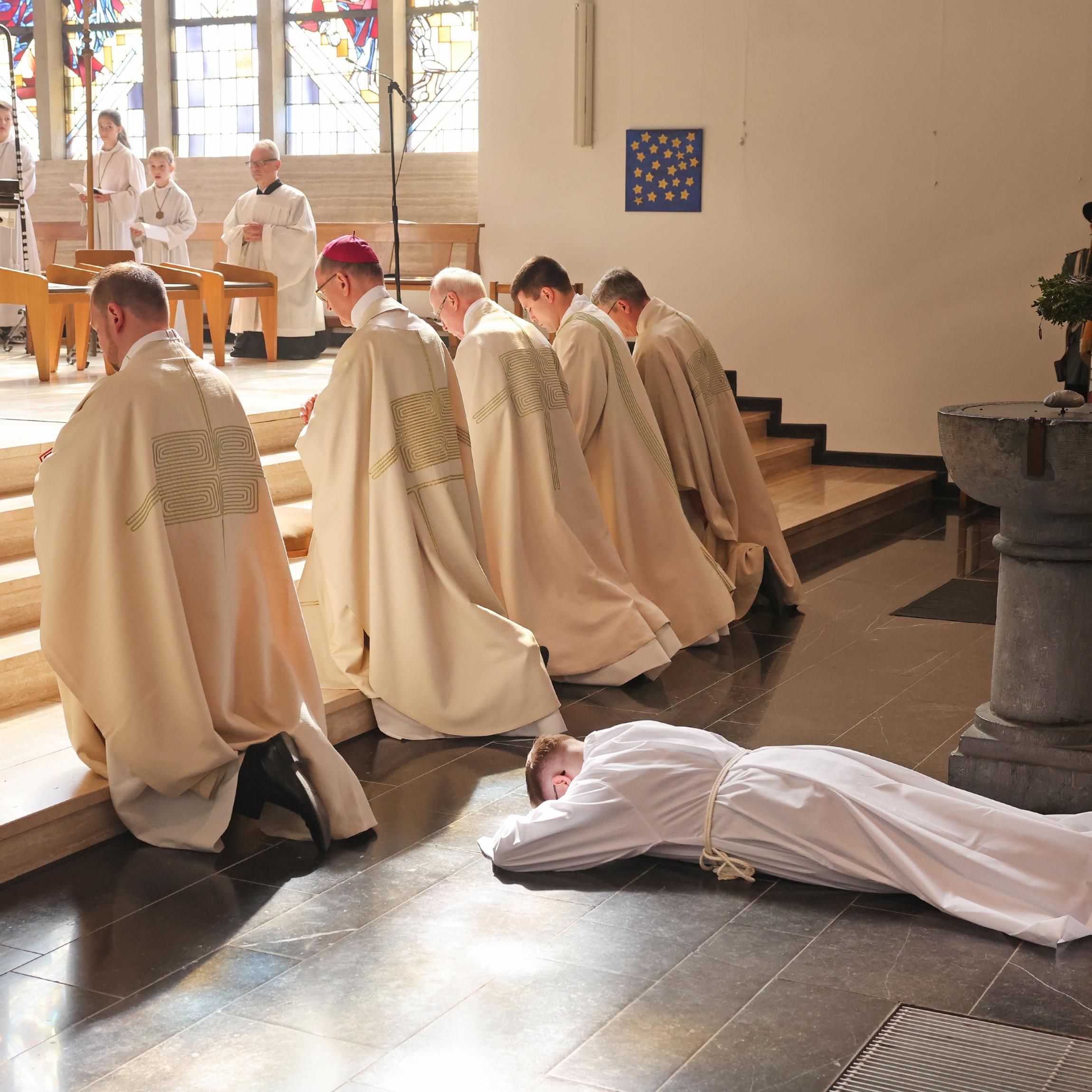 Weihbischof karl Borsch hat Tim Wüllenweber am Samstag, 3. Juni,  in St. Cornelius, Alsdorf-Hoengen, zum Diakon geweiht. Er wird wird nach seiner Weihe als Diakon weiterhin in der GdG St. Franziskus Düren-Nord seinen Dienst tun.