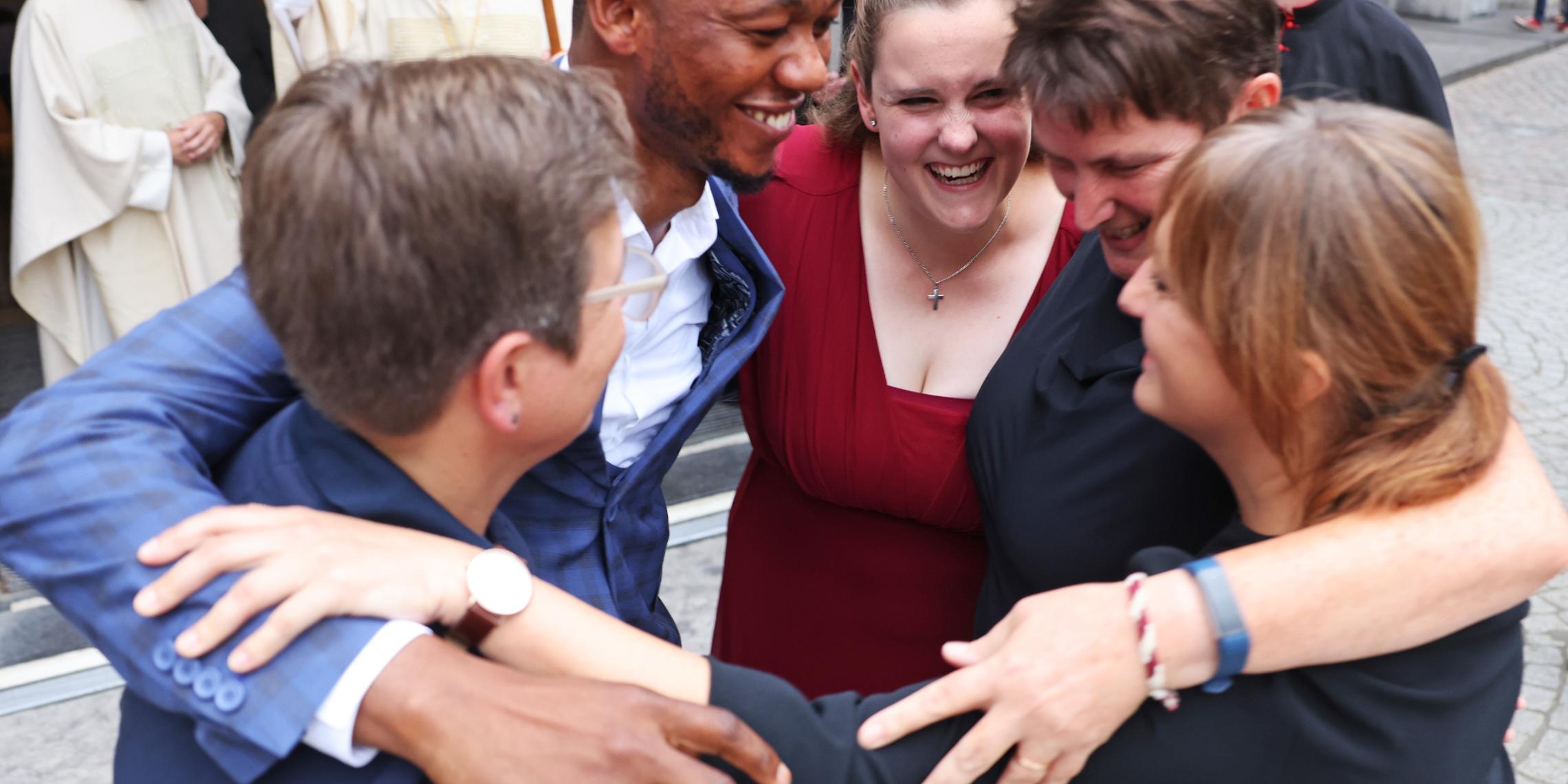 Fünf neue pastorale Mitarbeiter für das Bistum Aachen - „Einheit in Vielfalt – begeistert“ Vier neue Pastoral- und Gemeindereferentinnen und ein Pastoralreferent sind am Freitag, 26. August, zu ihrem Dienst im Bistum Aachen beauftragt worden. Die Beauftragung erfolgte im Rahmen eines Pontifikalamtes mit Aachens Bischof Dr. Helmut Dieser im Hohen Dom zu Aachen. Sie stand unter dem Motto „Einheit in Vielfalt – begeistert“. Die Begeisterung ist Birgit Grömping, Karin Witting, Pierre-Willy Ngeyitala, Melanie Thelen und Corinna Zens in jeder Sekunde anzumerken.