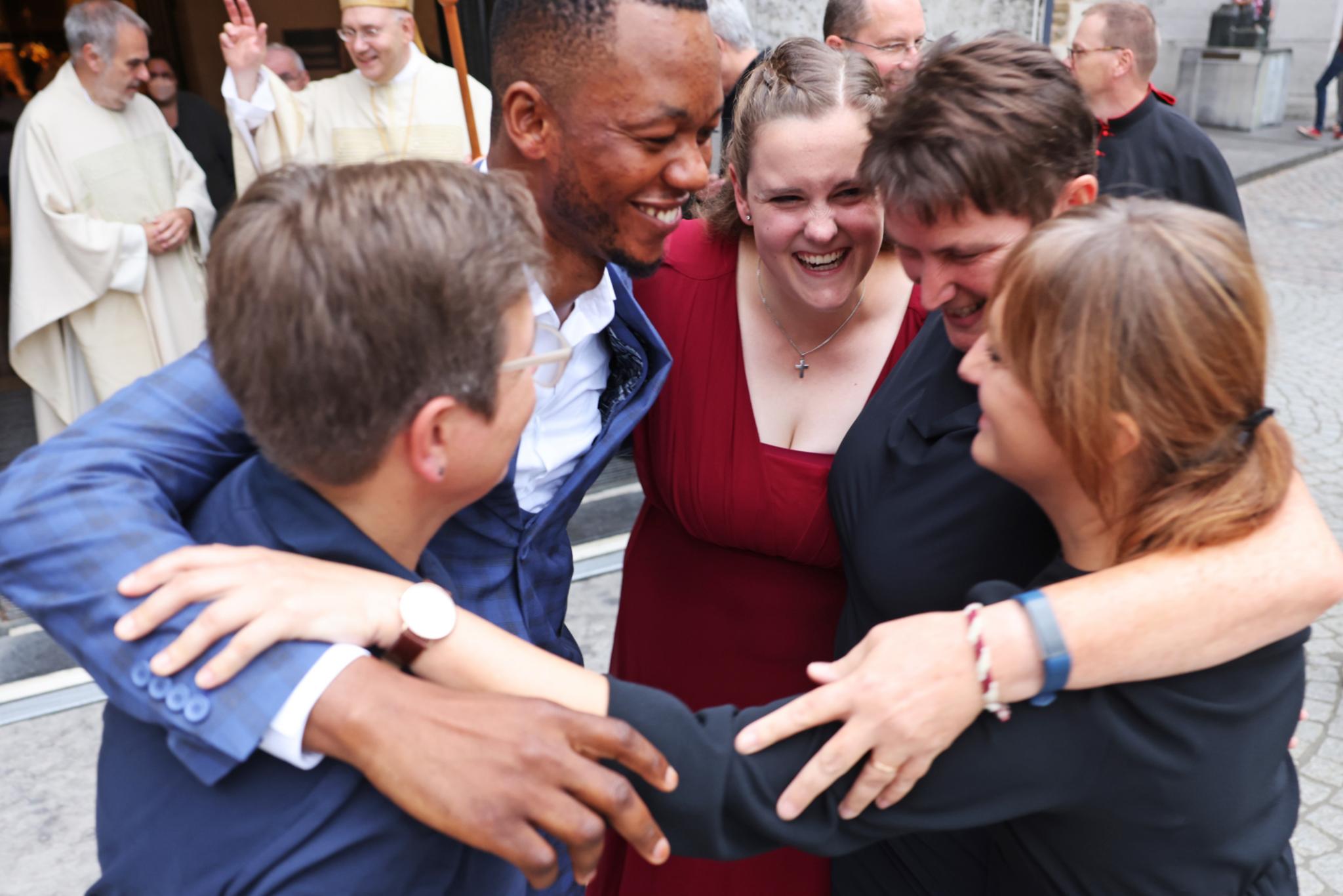 Vier neue Pastoral- und Gemeindereferentinnen und ein Pastoralreferent sind am Freitag, 26. August, zu ihrem Dienst im Bistum Aachen beauftragt worden. Die Beauftragung erfolgte im Rahmen eines Pontifikalamtes mit Aachens Bischof Dr. Helmut Dieser im Hohen Dom zu Aachen. Sie stand unter dem Motto „Einheit in Vielfalt – begeistert“. Die Begeisterung ist Birgit Grömping, Karin Witting, Pierre-Willy Ngeyitala, Melanie Thelen und Corinna Zens in jeder Sekunde anzumerken.
