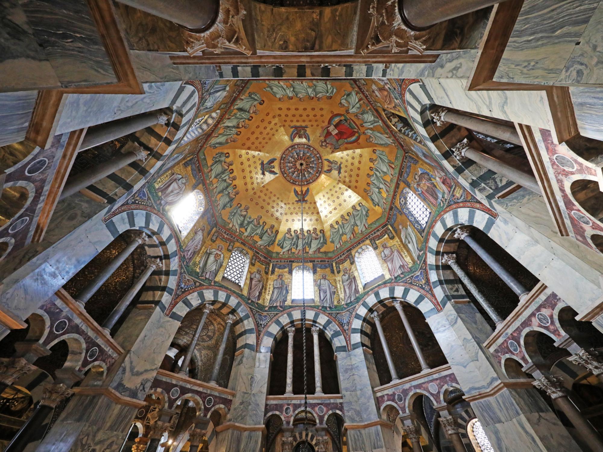 Aachener Dom, Blick in die Kuppel