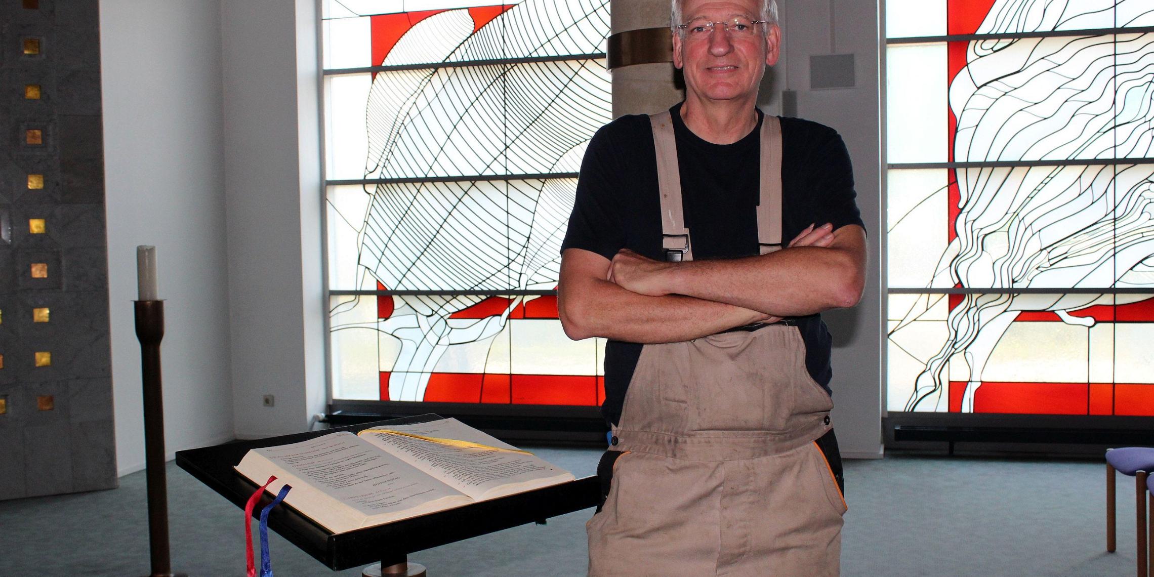 Krankenhausseelsorger Christian Hohmann hat die Flutkatastrophe im St.-Antonius-Hospital Eschweiler hautnah miterlebt und hilft bei den Aufräumarbeiten.