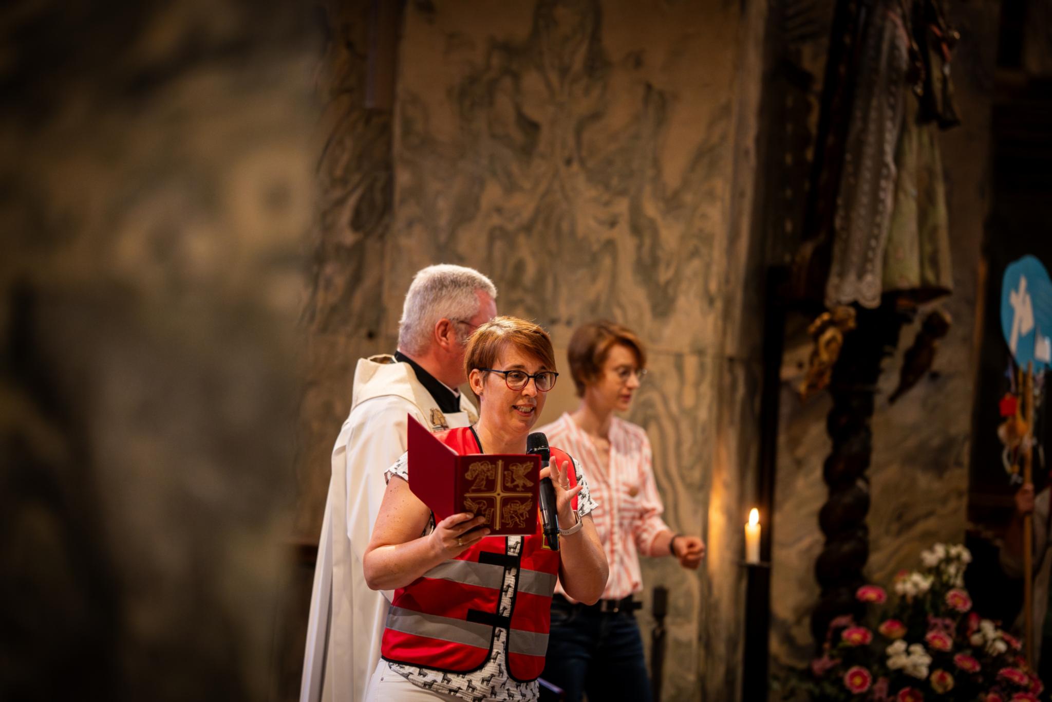 Organisationsleiterin Ulrike Riemann-Marx begrüßt die Kinder im Aachener Dom