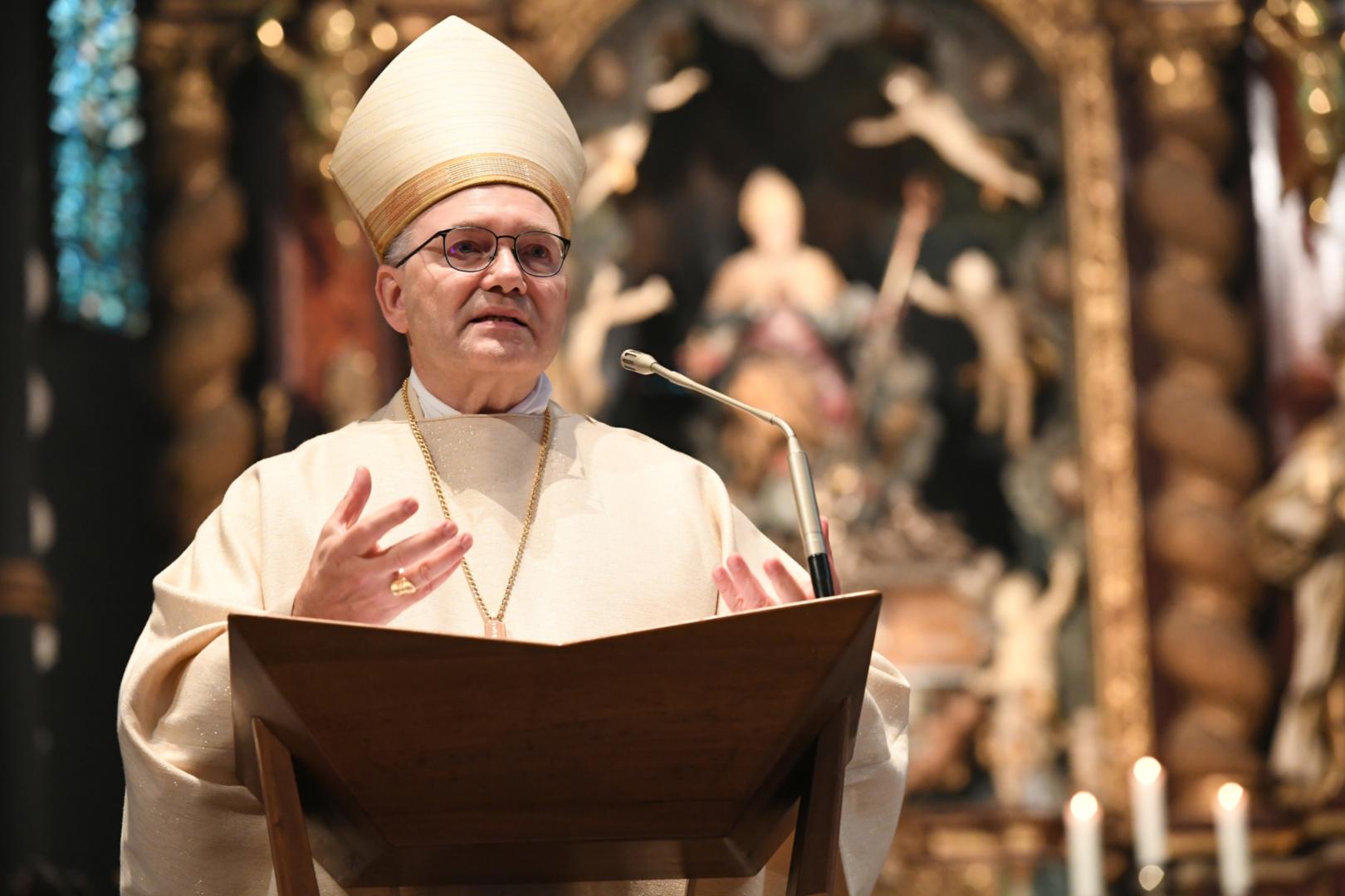 Der Aachener Bischof Helmut Dieser hat bei der Ludgerus-Prozession in Essen-Werden am Sonntag, 3. September 2023, dafür geworben, trotz aller Krisen und schwierigen Reformdiskussionen in der Kirche nicht zu verbittern, sondern Kraft und Freude aus dem Glauben an Jesus Christus zu ziehen (c) Christian Schnaubelt/Bistum Essen