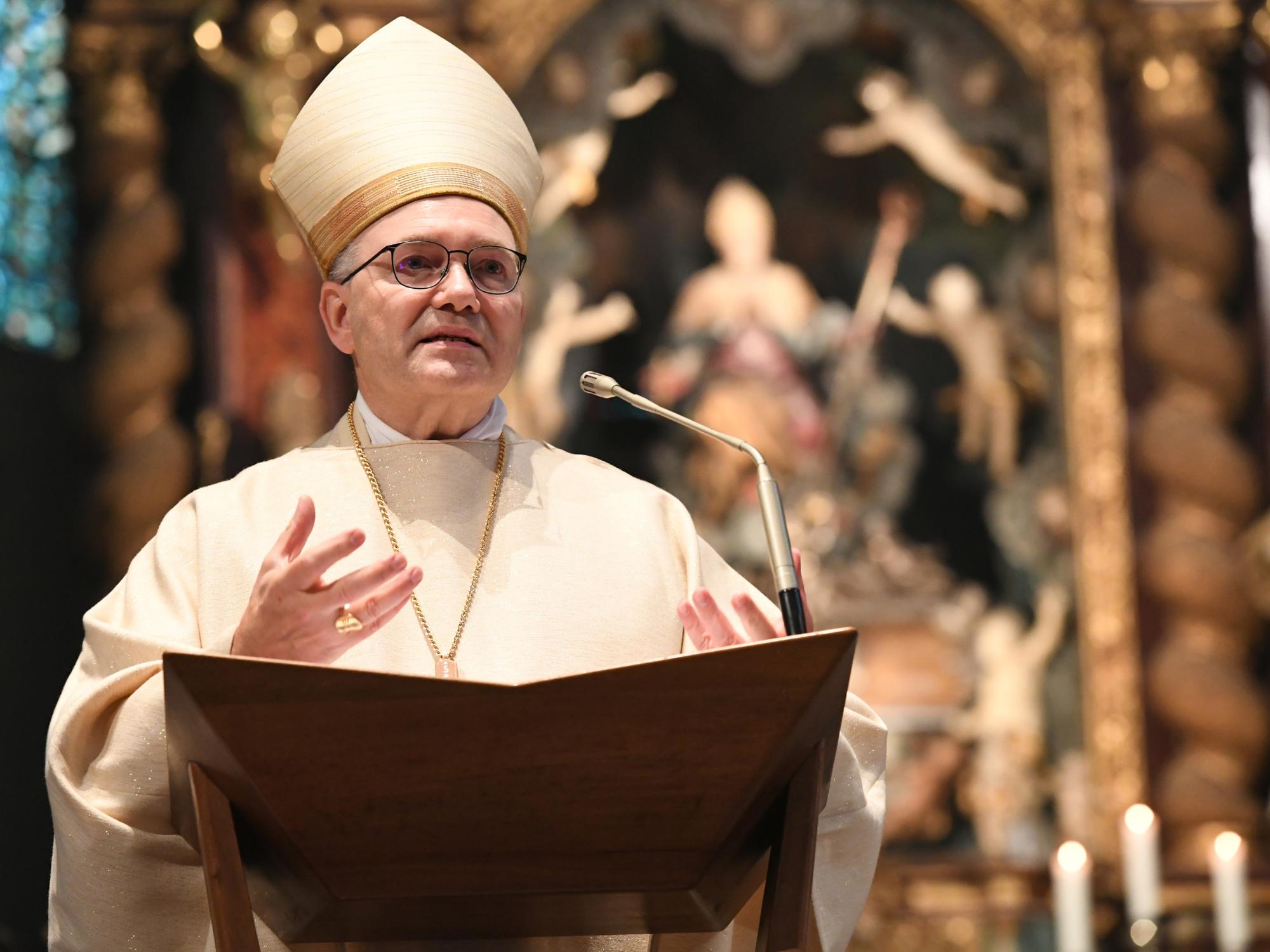 Der Aachener Bischof Helmut Dieser hat bei der Ludgerus-Prozession in Essen-Werden am Sonntag, 3. September 2023, dafür geworben, trotz aller Krisen und schwierigen Reformdiskussionen in der Kirche nicht zu verbittern, sondern Kraft und Freude aus dem Glauben an Jesus Christus zu ziehen (c) Christian Schnaubelt/Bistum Essen