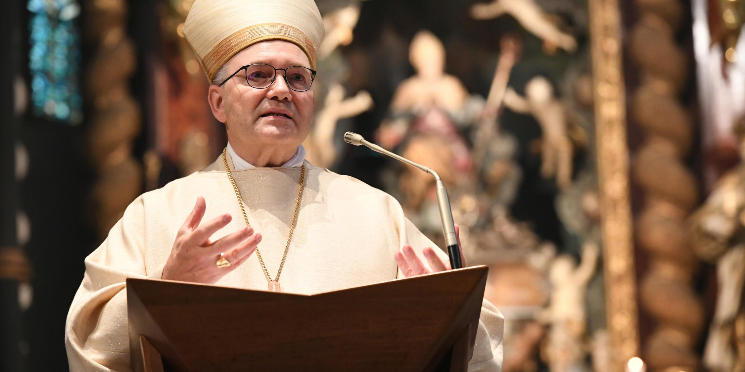 Der Aachener Bischof Helmut Dieser hat bei der Ludgerus-Prozession in Essen-Werden am Sonntag, 3. September 2023, dafür geworben, trotz aller Krisen und schwierigen Reformdiskussionen in der Kirche nicht zu verbittern, sondern Kraft und Freude aus dem Glauben an Jesus Christus zu ziehen