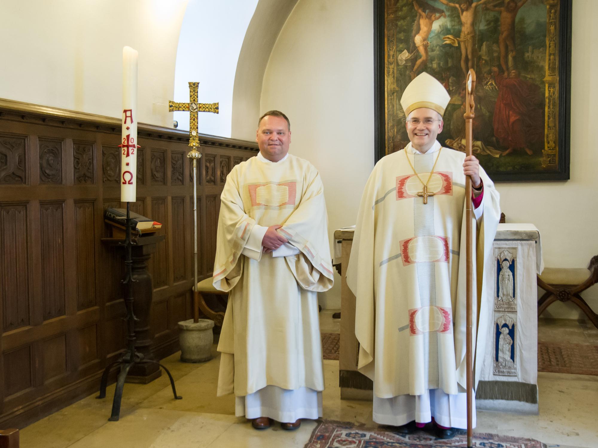 Diakonenweihe Norbert Häusler (li.) mit Bischof Dr. Helmut Dieser, 30. April 2022