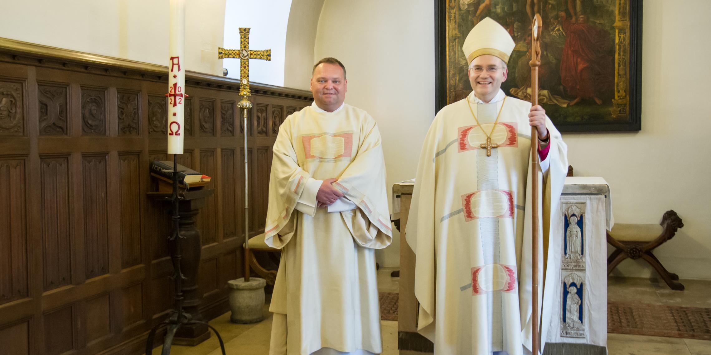 Diakonenweihe Norbert Häusler (li.) mit Bischof Dr. Helmut Dieser, 30. April 2022 Bischof Dr. Helmut Dieser hat am Samstag, 30. April, im Aachener Dom Norbert Häusler, Gemeinschaft der Gemeinden (GdG) Giesenkirchen-Mülfort, zum Ständigen Diakon geweiht. In seiner Predigt sagte Dieser. 'Das Weiheamt ist keine Funktion, die wie ein Beamtentum ausgeübt werden könnte. Die Person muss dieses Amt füllen und prägen. Sie, Herr Häusler, mit Ihren Eigenschaften, Ihren Stärken, Begabungen und Erfahrungen werden heute Diakon, ein einmaliger, ganz bestimmter Diakon.'