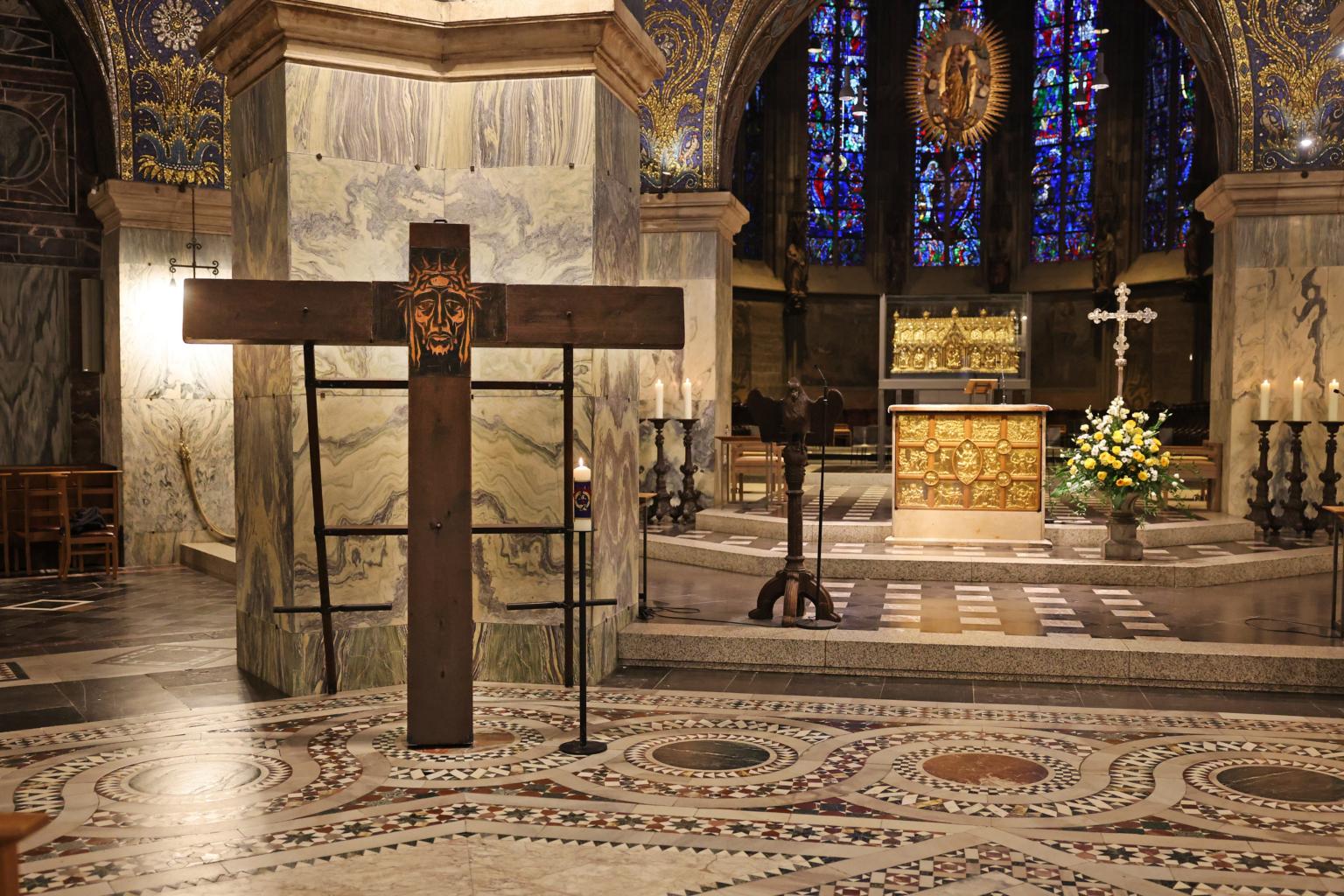 Friedenskreuz im Oktogon des Aachener Doms (c) Bistum Aachen - Andreas Steindl