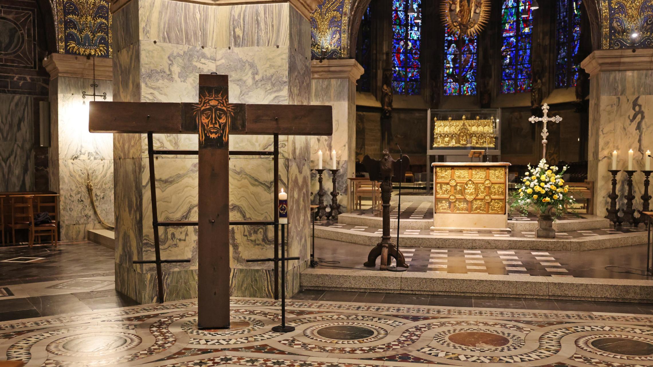 Friedenskreuz im Oktogon des Aachener Doms