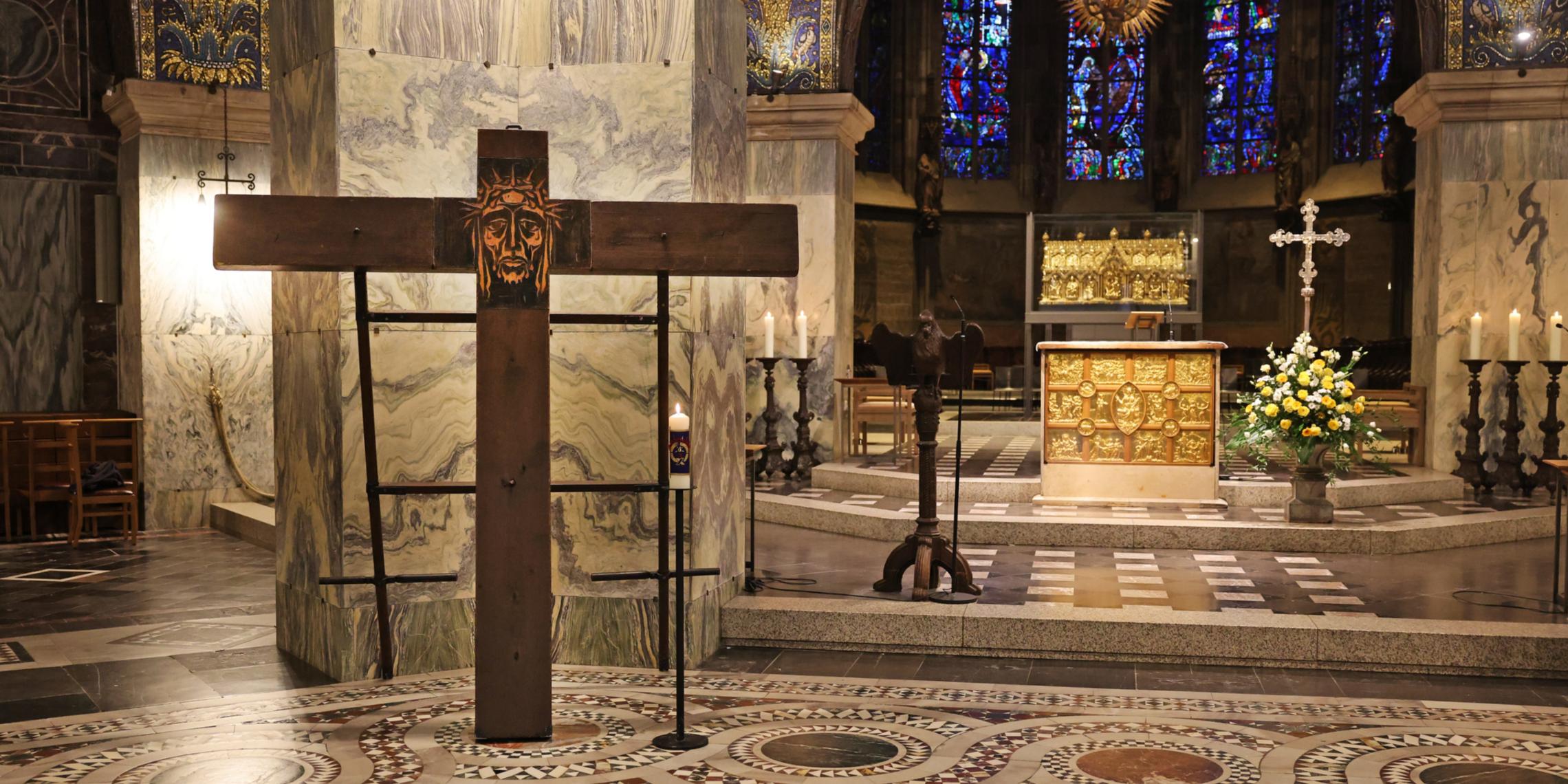 Friedenskreuz im Oktogon des Aachener Doms