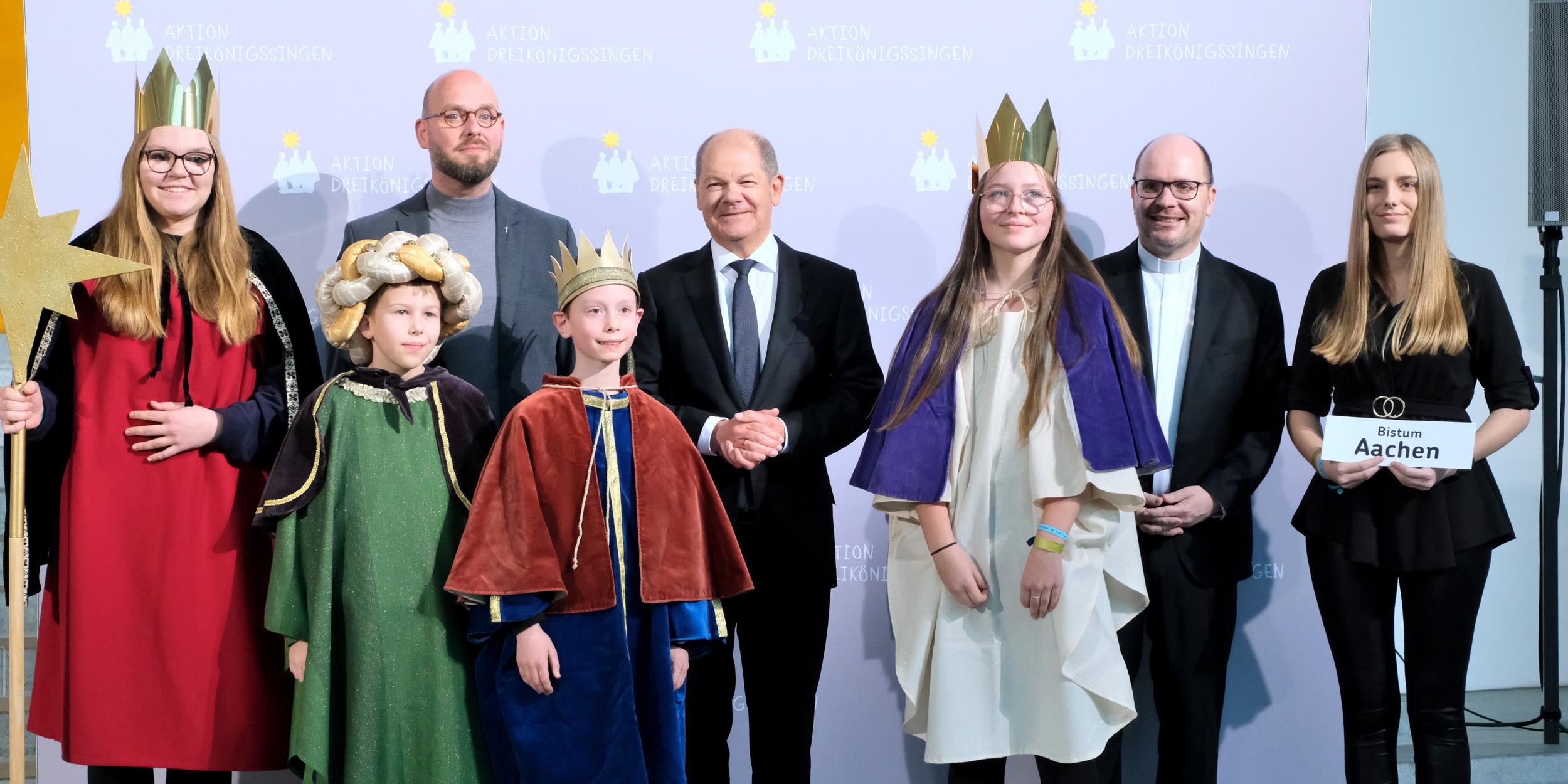 Die Sternsinger Paul (10), Philipp (10), Christin (13) und Alina (14) sowie Begleiterin Kim Bahlke aus der katholischen Kirchengemeinde St. Clemens, Kaldenkirchen, in Nettetal vertraten das Bistum Aachen am Donnerstagnachmittag beim Sternsinger-Empfang von Bundeskanzler Olaf Scholz zur 65. Aktion Dreikönigssingen. Zum Gruppenfoto mit dem Kanzler stellten sie sich gemeinsam mit Pfarrer Dirk Bingener, Präsident des Kindermissionswerks ‚Die Sternsinger‘, und Domvikar Stefan Ottersbach, Bundespräses des Bundes der Deutschen Katholischen Jugend (BDKJ), im Bundeskanzleramt auf.