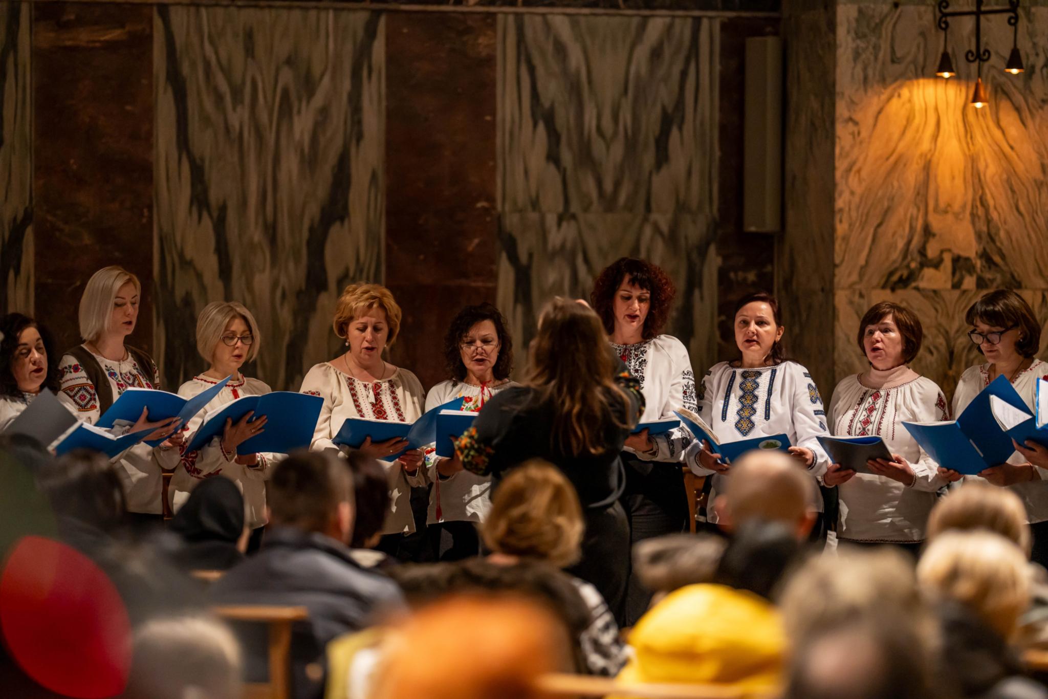 Der ukrainische Chor „Paragraph 24“ unter der Chorleitung Sofia Savchuk gestaltete den Gottesdient mit, Er ist ein Projekt des deutsch-ukrainischen Verein „Ukrainer in Aachen e.V.“.