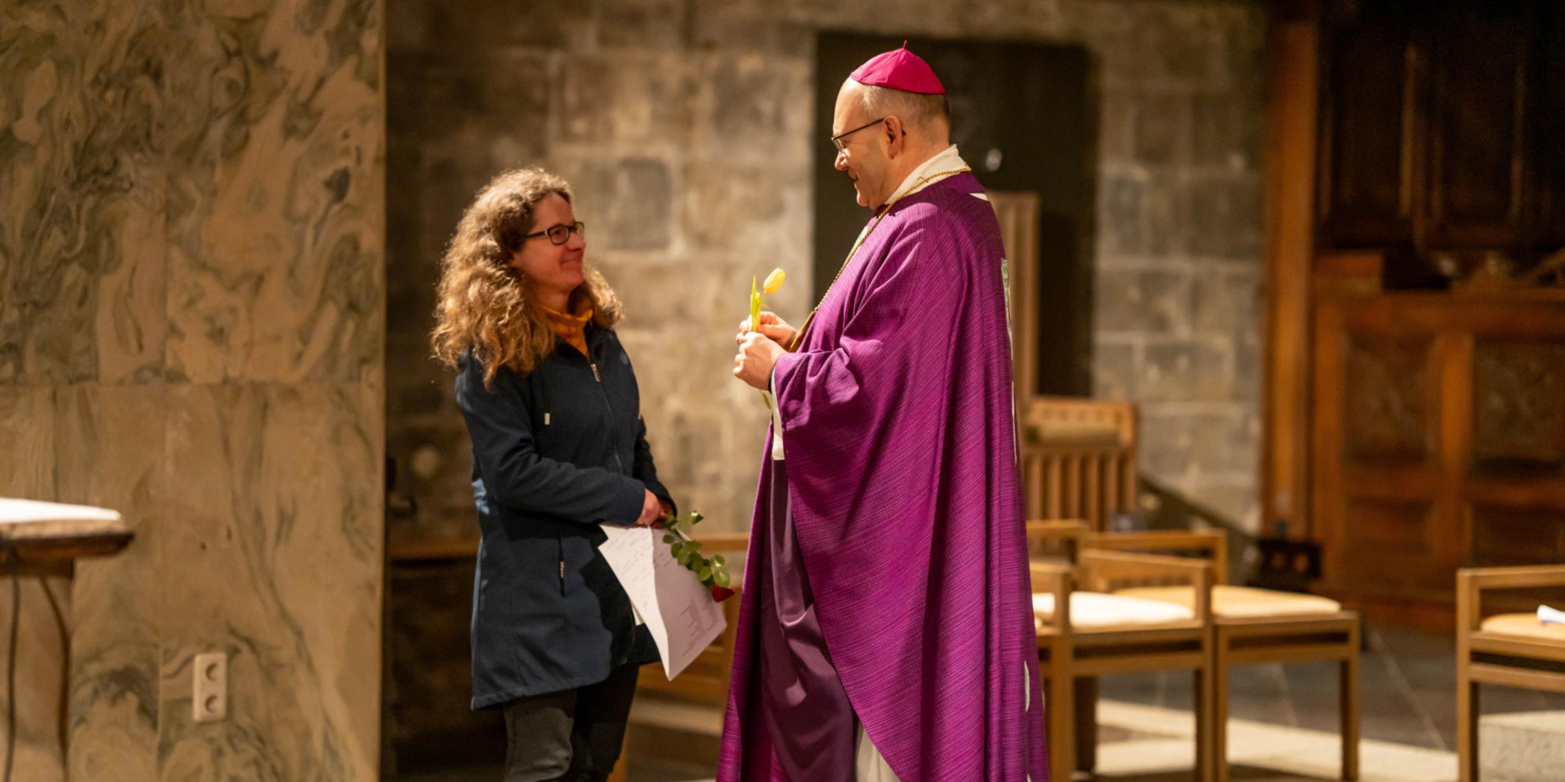 Ein Höhepunkt des Gottesdienstesa: Als Zeichen des Friedens überreichte Tetyana Lutsyk eine Blume an Bischof Dieser.