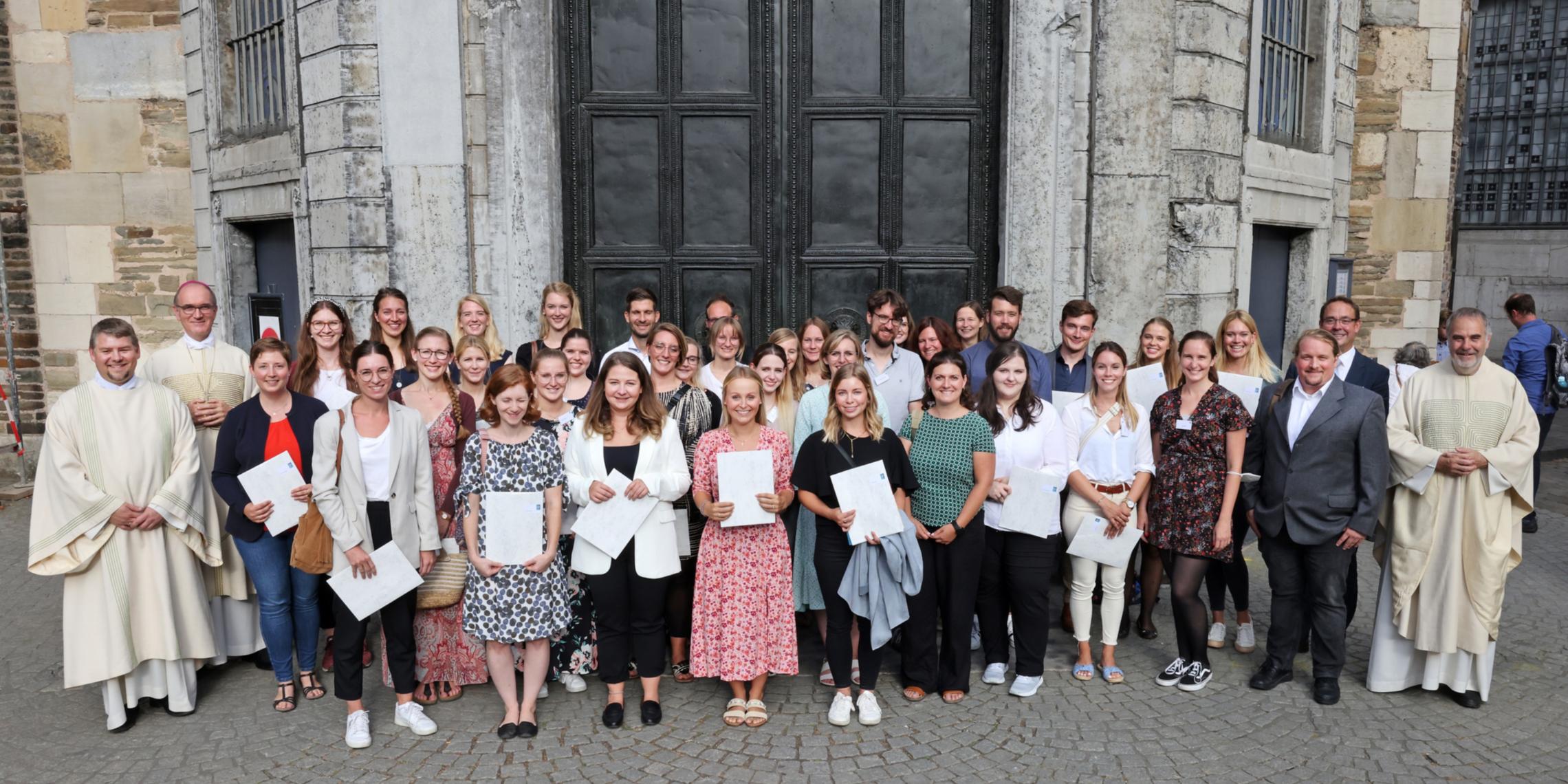 9 Religionslehrerinnen und -lehrer haben im Aachener Dom die kirchliche Beauftragung zur Erteilung des katholischen Religionsunterrichtes (Missio Canonica) erhalten. Es war die zweite Verleihungsfeier in diesem Jahr, den Gottesdienst zelebrierte Weihbschof Karl Borsch.