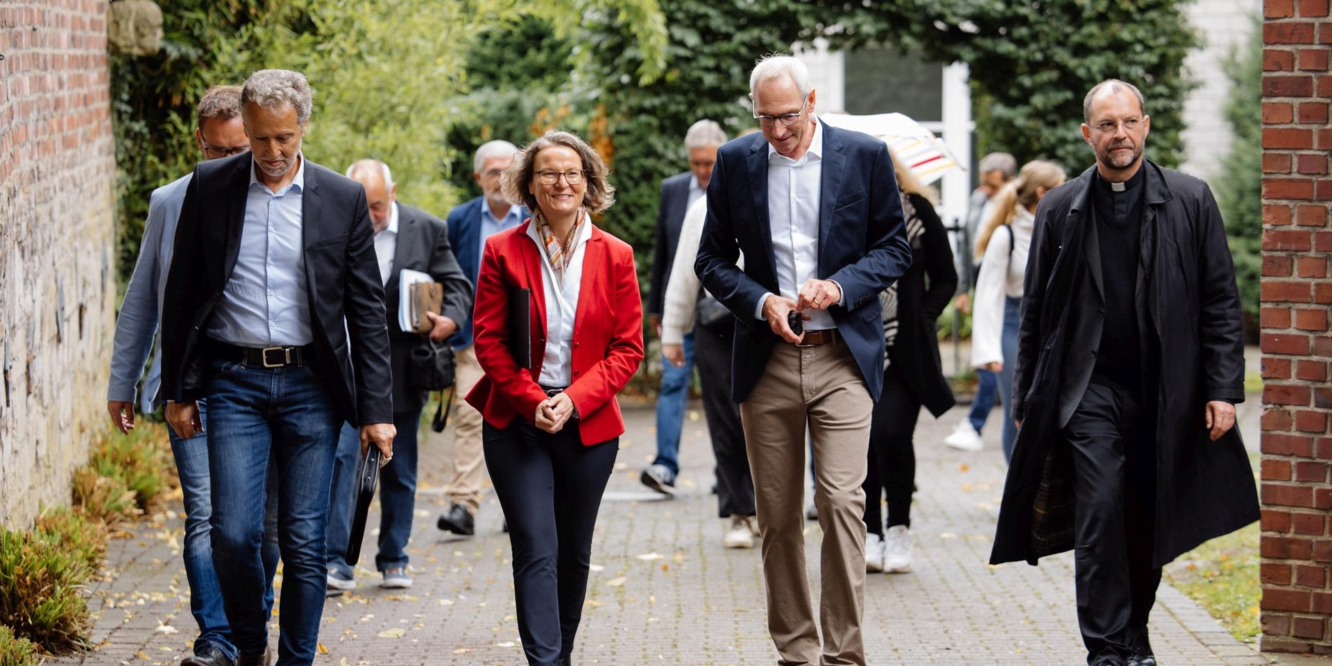 Ministerin Ina Scharrenbach übergibt Förderbescheid für Wiederaufbau