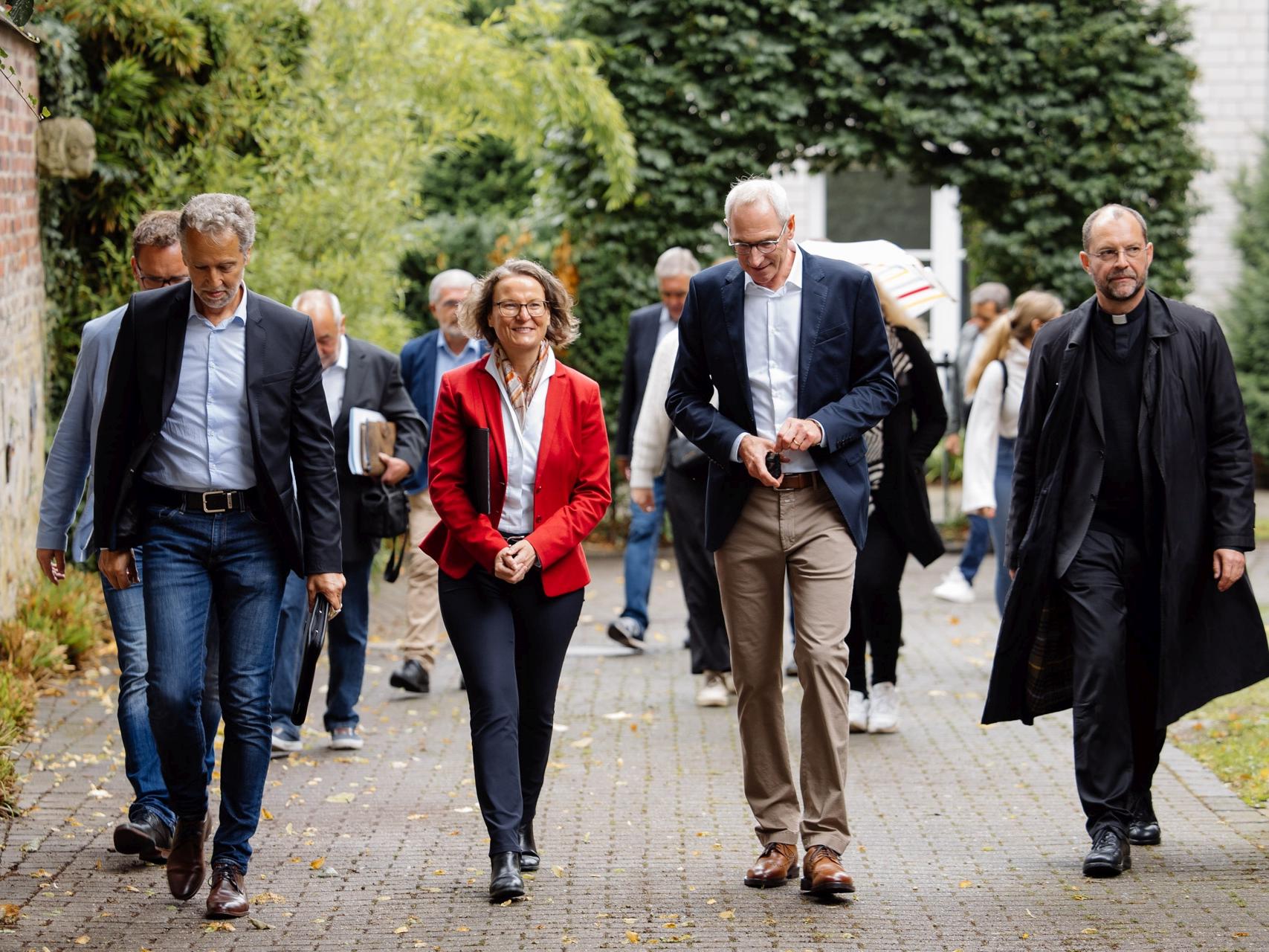 Ministerin Ina Scharrenbach übergibt Förderbescheid für Wiederaufbau