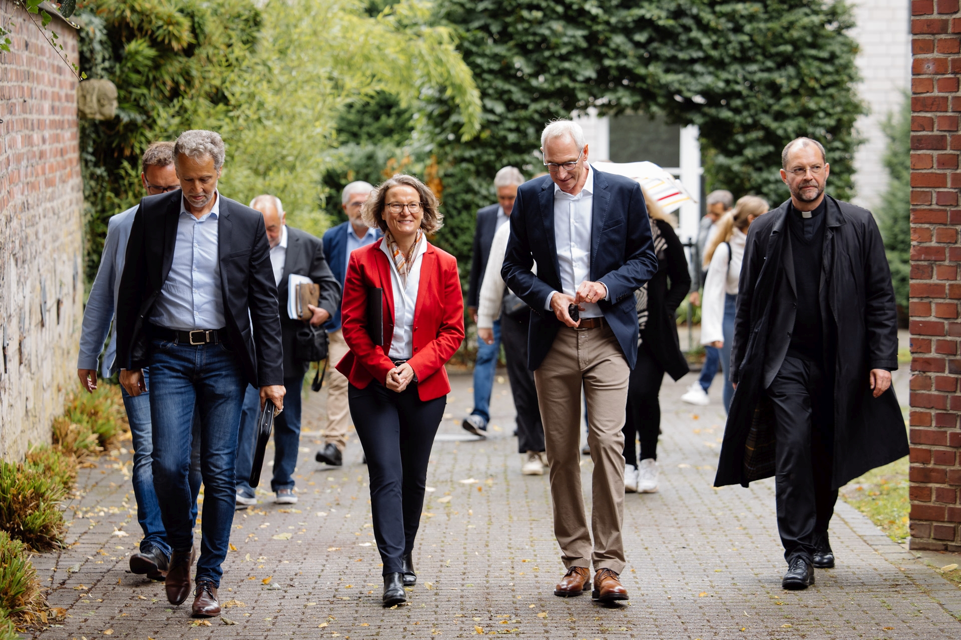 Ministerin Ina Scharrenbach übergibt Förderbescheid für Wiederaufbau (c) Bistum Aachen / Martin Braun