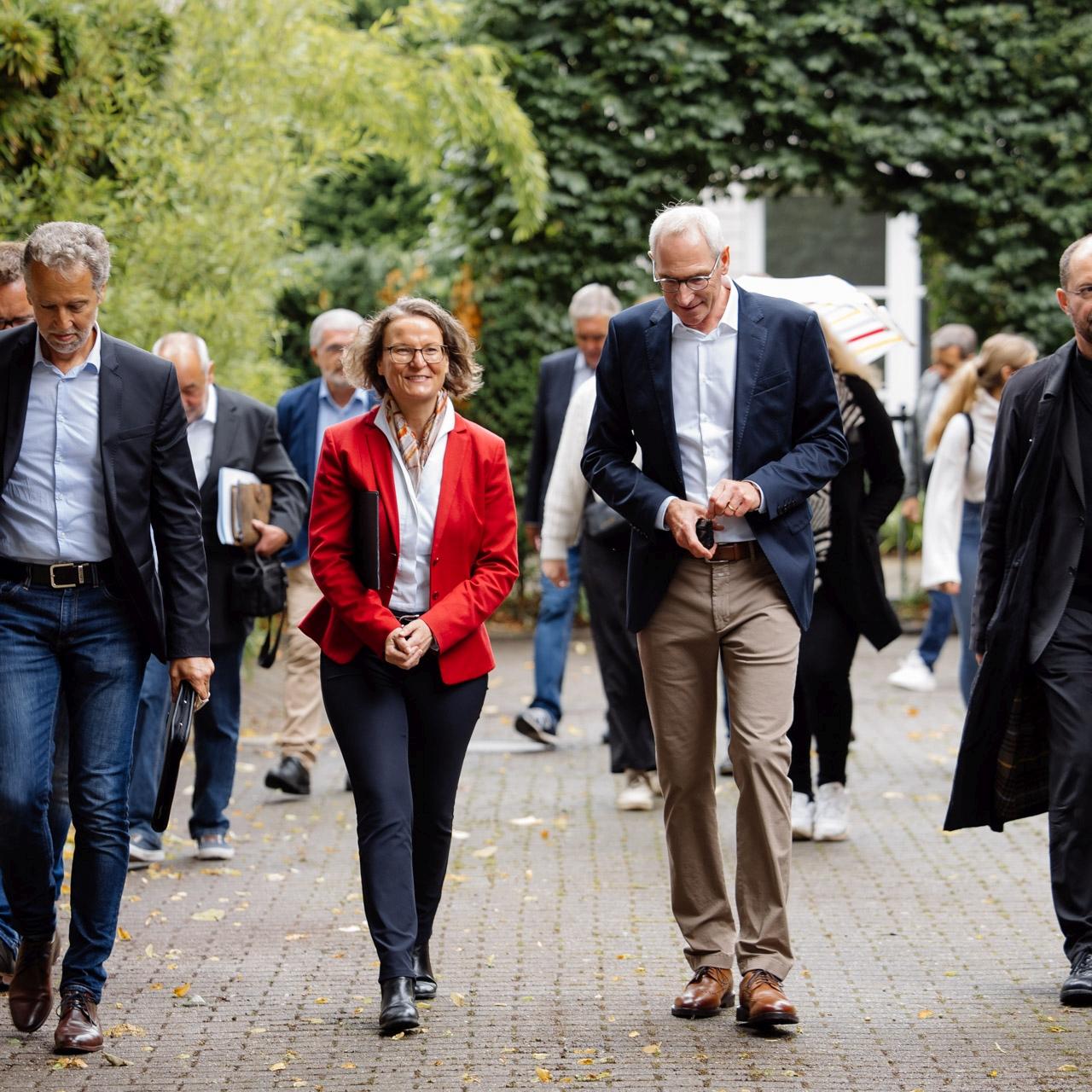 Ministerin Ina Scharrenbach übergibt Förderbescheid für Wiederaufbau