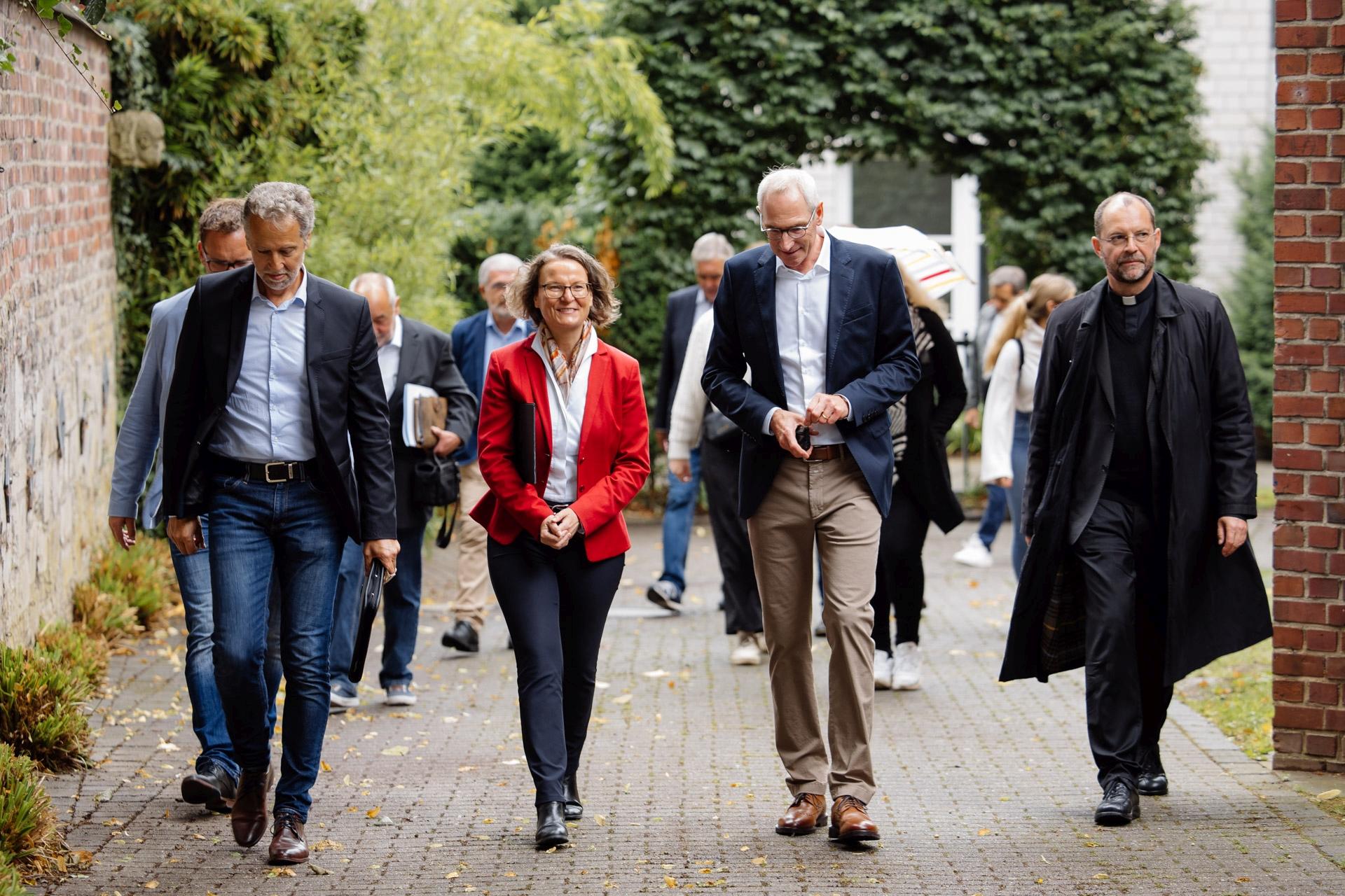 Ministerin Ina Scharrenbach übergibt Förderbescheid für Wiederaufbau