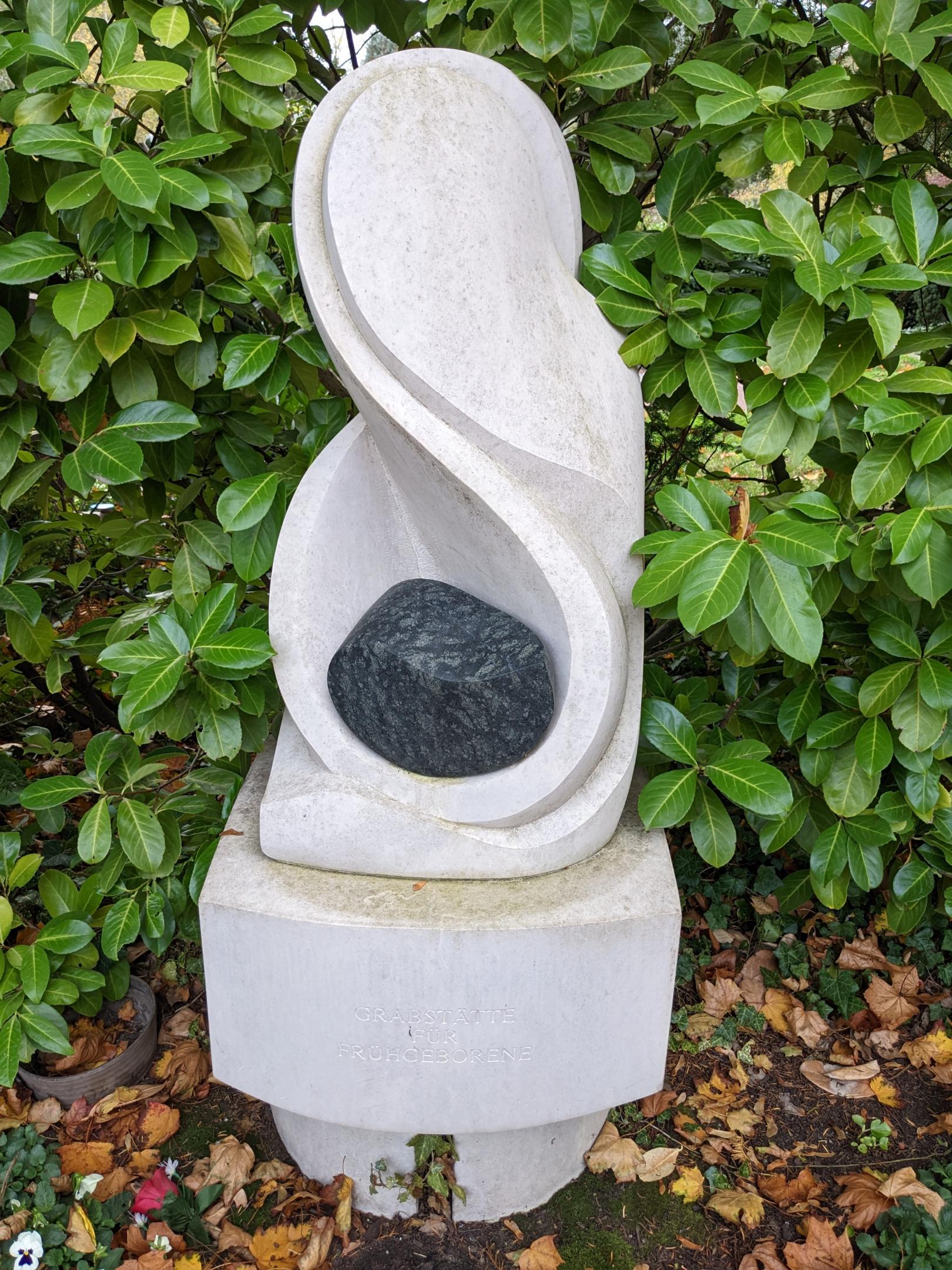 Die Skulptur der Künstlerin Stina Kox spricht besonders Frauen an, die den Tod einer Früh- oder Fehlgeburt erleben mussten. (c) Bistum Aachen