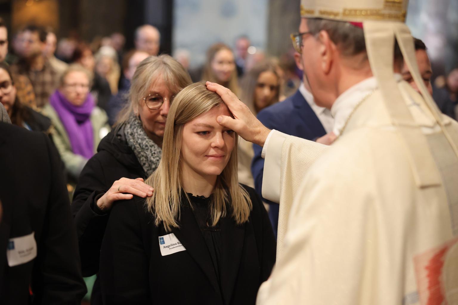 Angelina Runkel hat im Dom zu Aachen das Sakrament der Firmung durch Weihbischof Karl Borsch empfangen. (c) Bistum Aachen/Andreas Steindl