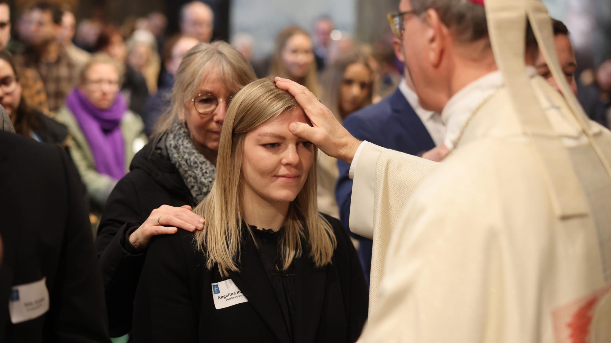 Lina Runkel hat im Dom zu Aachen das Sakrament der Firmung durch Weihbischof Karl Borsch empfangen.