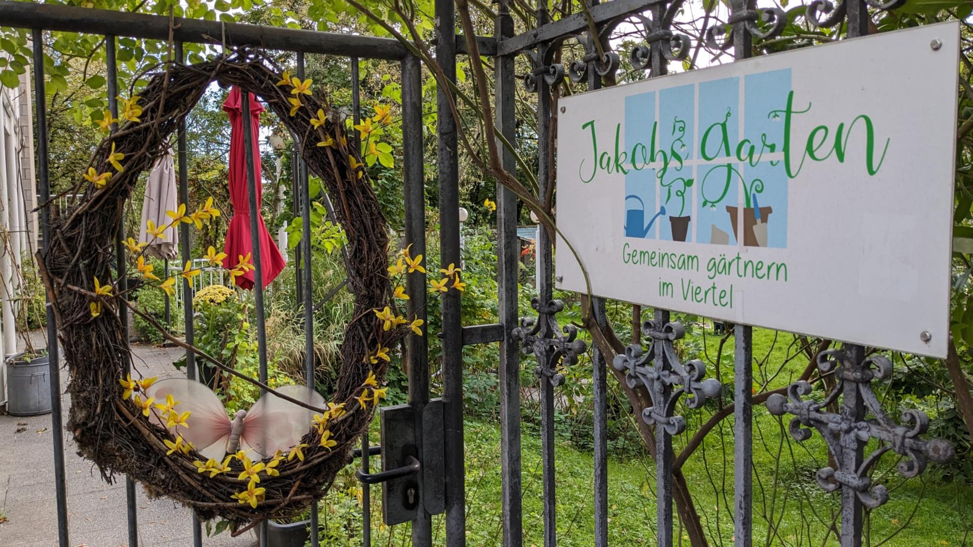 Das Eingangsschild weist den Weg zum Garten. (c) Jari Wieschmann