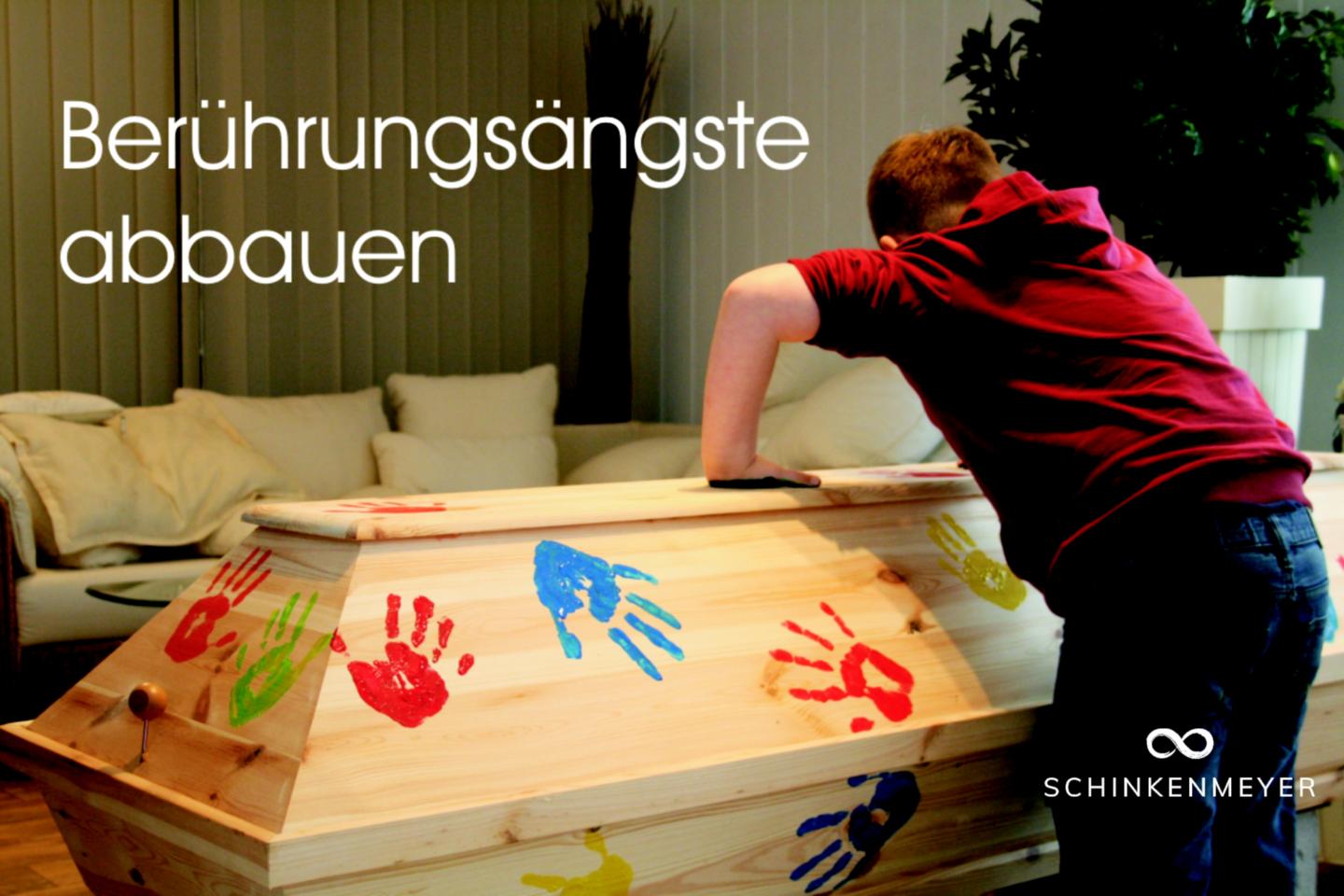 Särge bemalen hilft, Berührungsängste abzubauen. (c) Dirk Schinkenmeyer