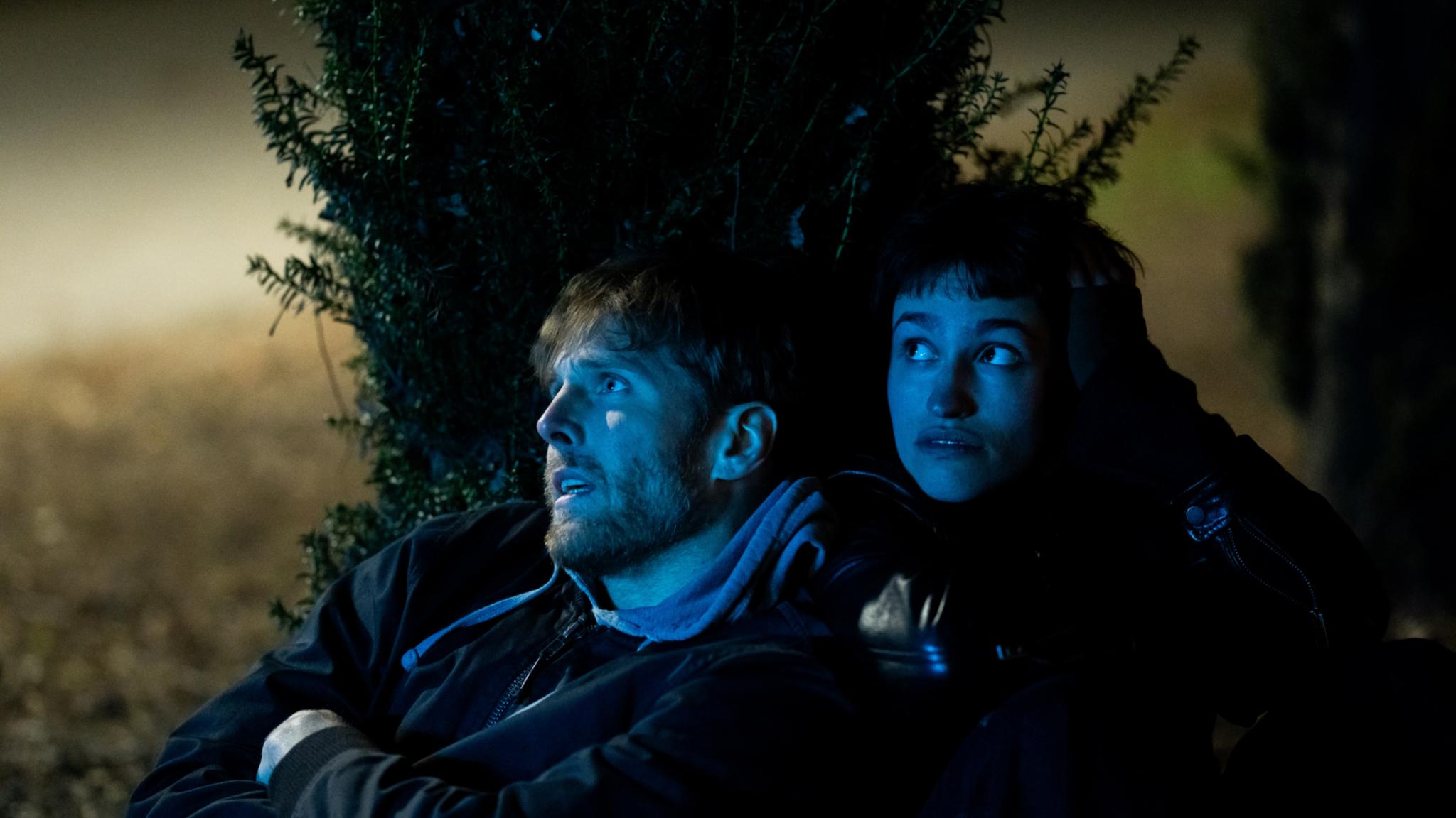 annik Görger, der die Figur Peter verkörpert, bringt die emotionale Dimension auf den Punkt: „Es geht um einen Menschen, dem gewaltsam Hoffnung entrissen wird – und das ist heute genauso real wie damals.“