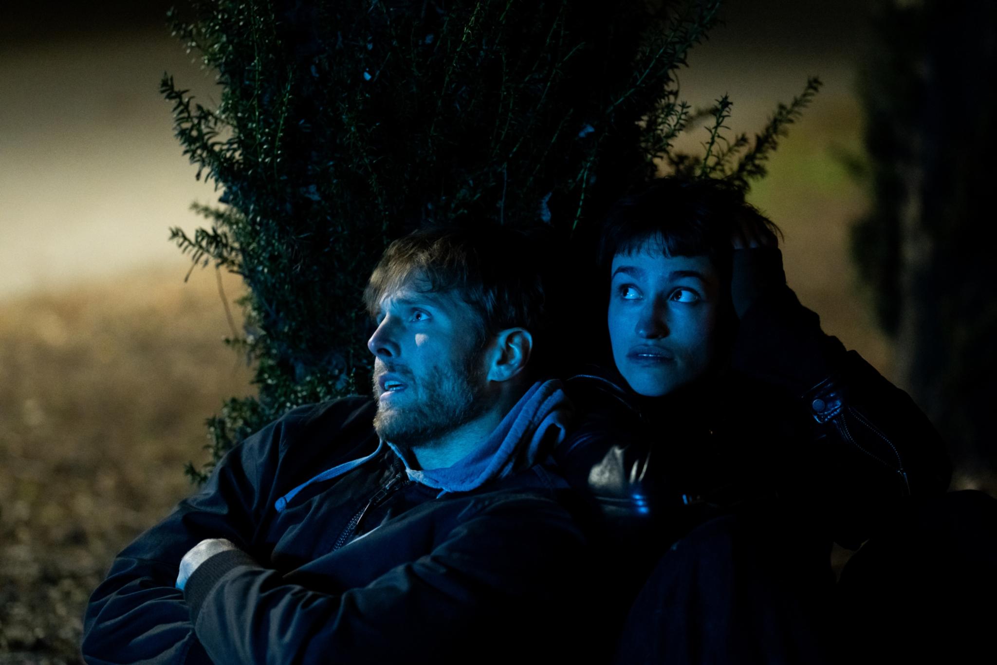 annik Görger, der die Figur Peter verkörpert, bringt die emotionale Dimension auf den Punkt: „Es geht um einen Menschen, dem gewaltsam Hoffnung entrissen wird – und das ist heute genauso real wie damals.“