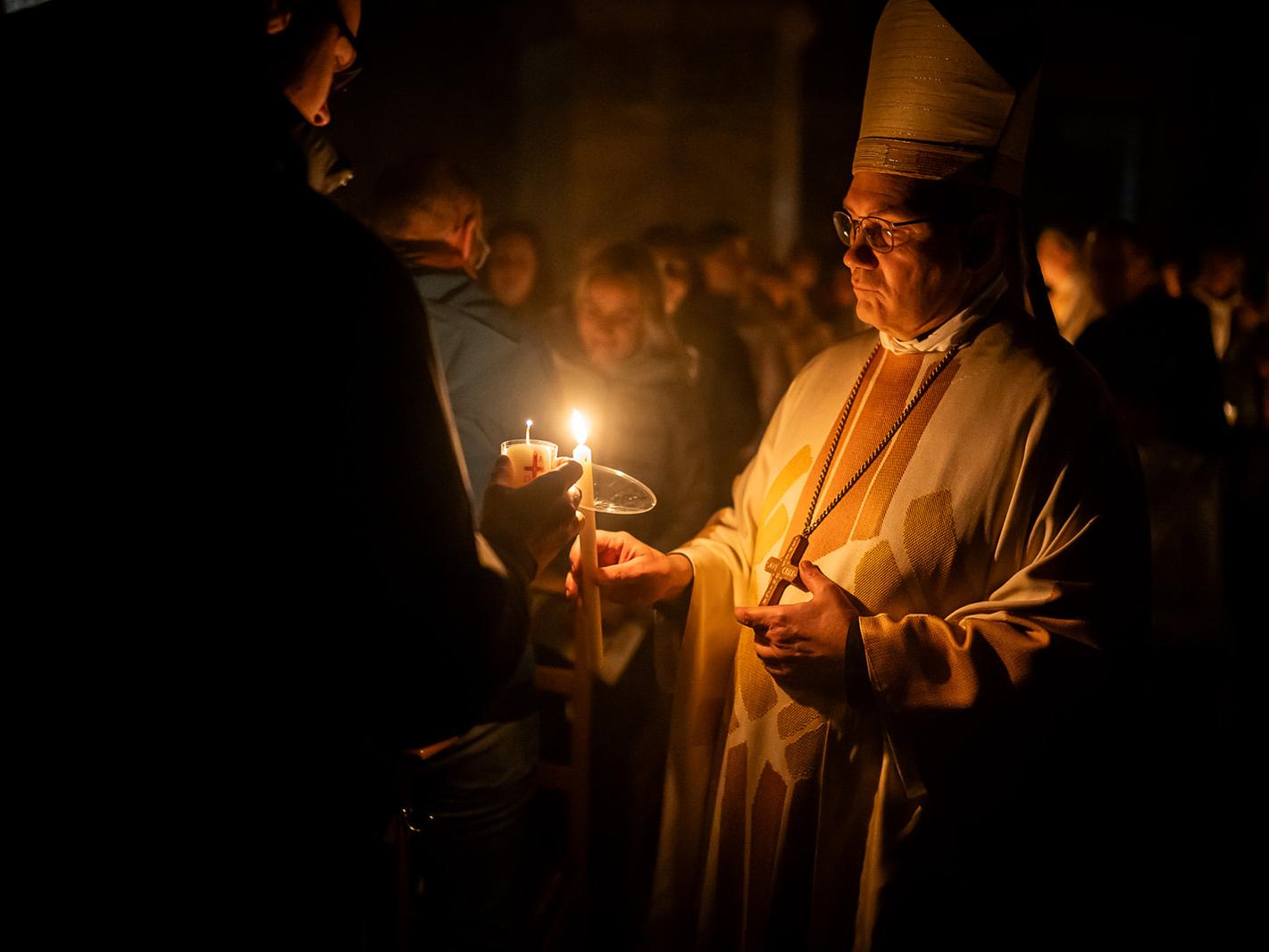 Weitergabe des Osterlichtes in der Osternachtsfeier (c) Bistum Aachen/Christian van't Hoen