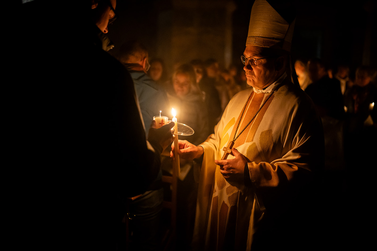 Weitergabe des Osterlichtes in der Osternachtsfeier (c) Bistum Aachen/Christian van't Hoen