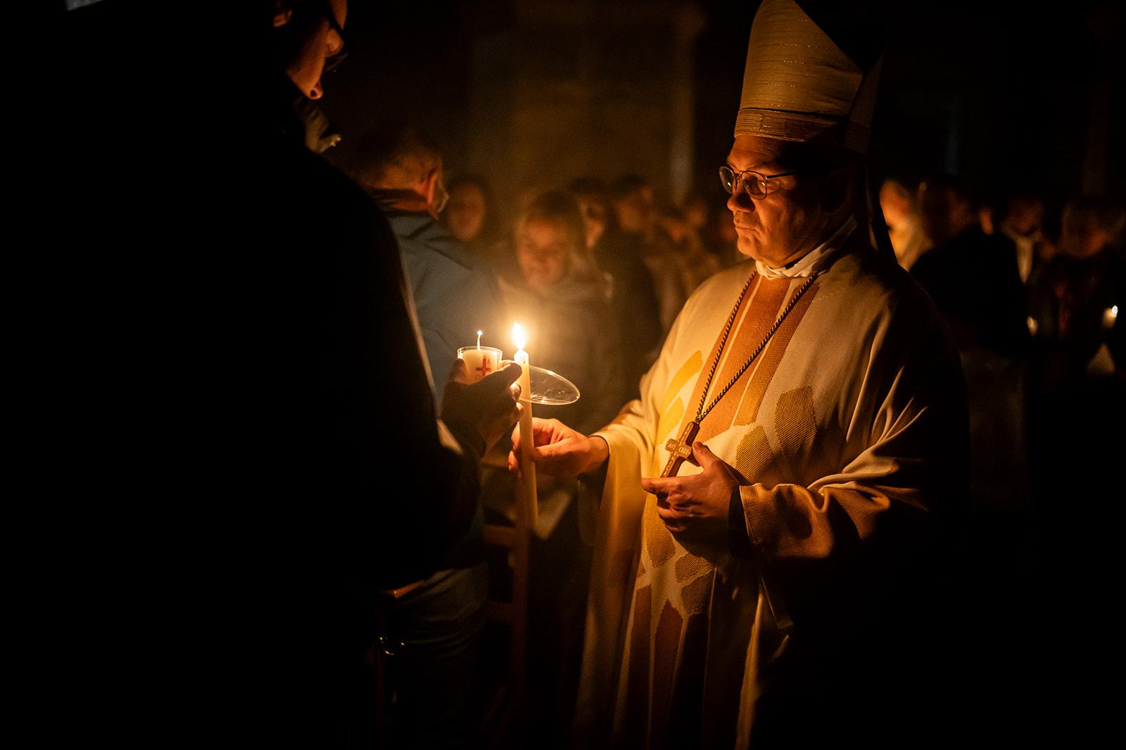 Bischof Dieser in der Osternacht: „Seit aber Jesus auferstanden ist, müssen wir nicht mehr sterben wie zum Tod Verurteilte, sondern wir sterben als zum Leben Gerettete.“